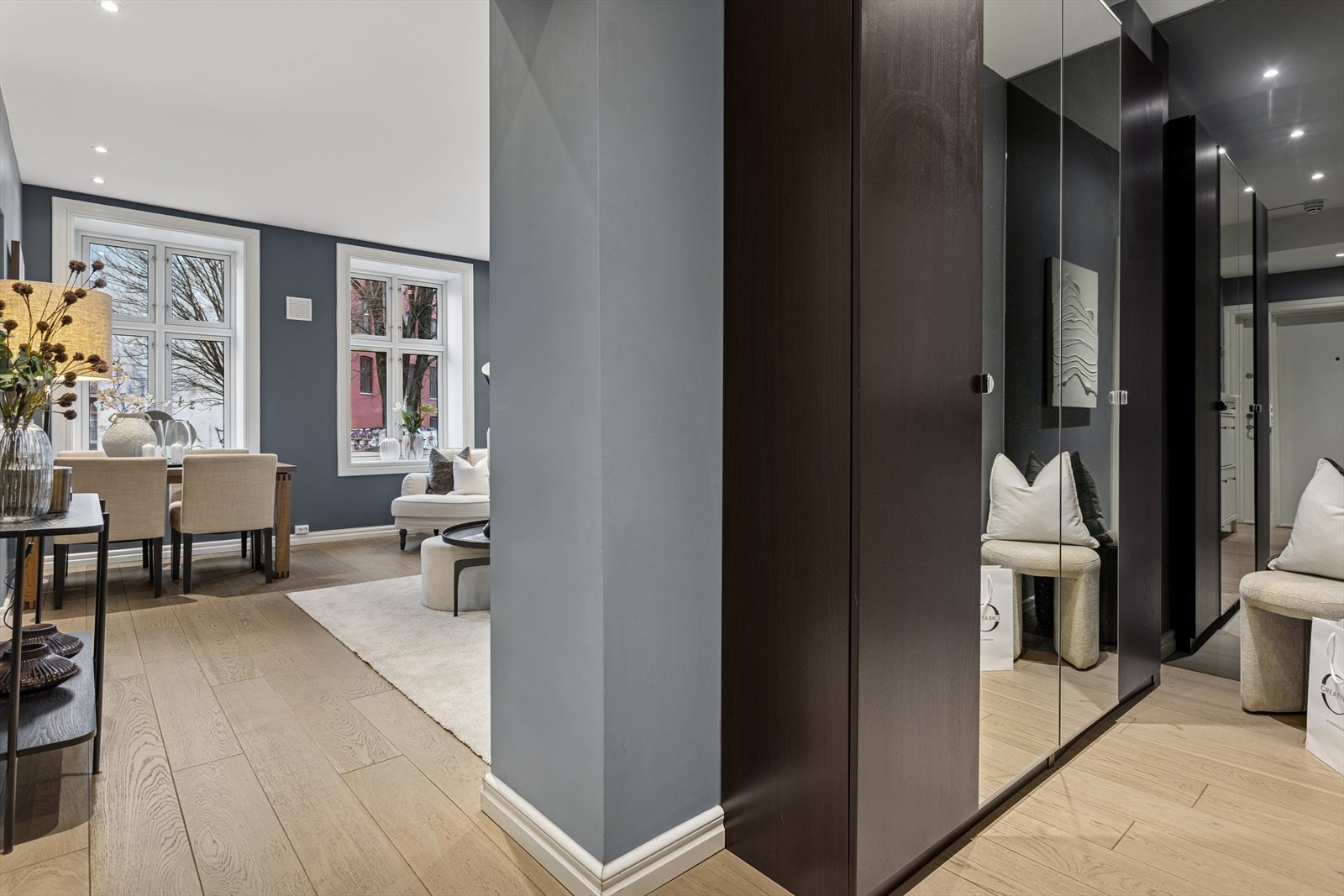 God plass til sko og yttertøy i garderobeskap, som gir en ryddig og funksjonell entré. Galleribilde