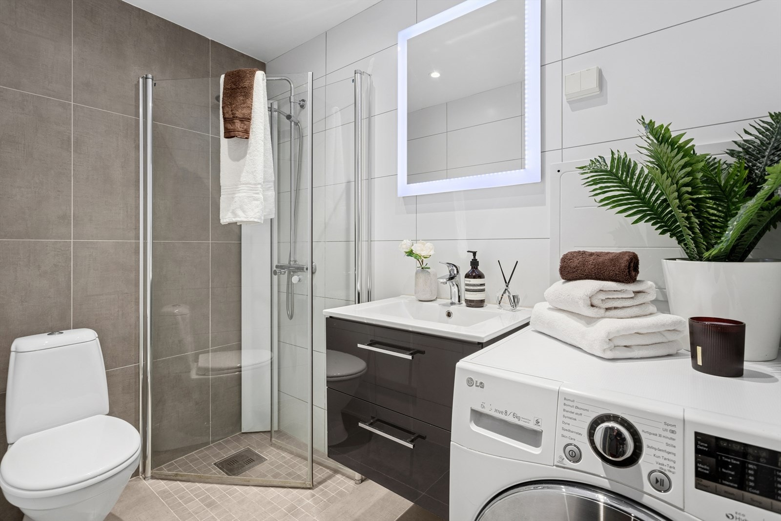 Pent og funksjonelt bad som ble overflateoppusset i 2016 Galleribilde