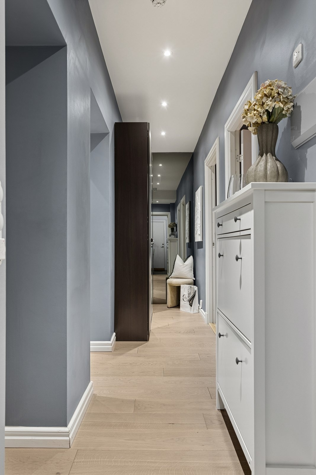 Lys og innbydende entré med flott enstav eikeparkett og behagelig gulvvarme. Galleribilde