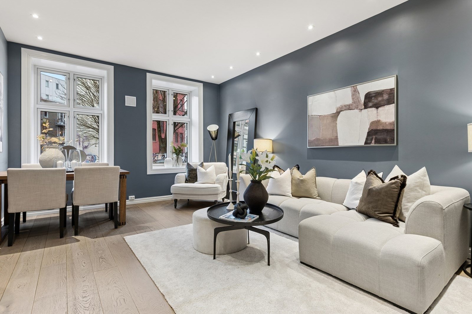 Stuen er romslig med generøs takhøyde på 2,70 meter, store vindusflater som gir rikelig med lys og en luftig atmosfære. Galleribilde