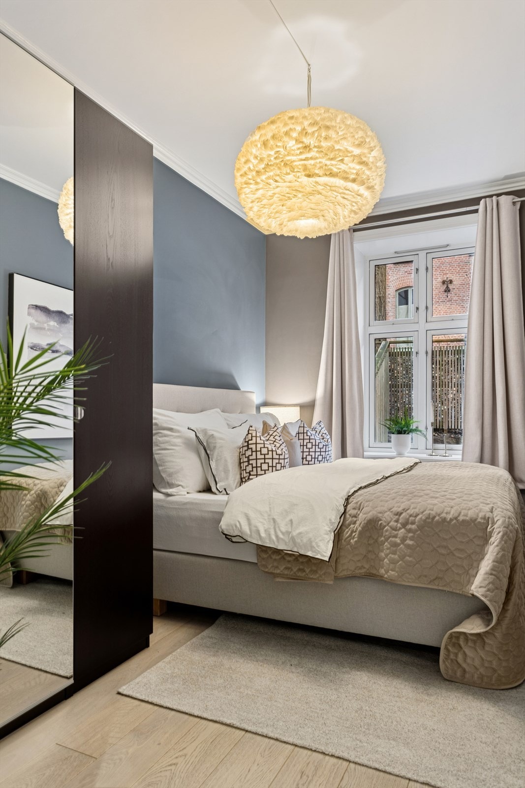 Praktisk garderobeskap med speilfronter medfølger og gir god oppbevaringsplass. Galleribilde