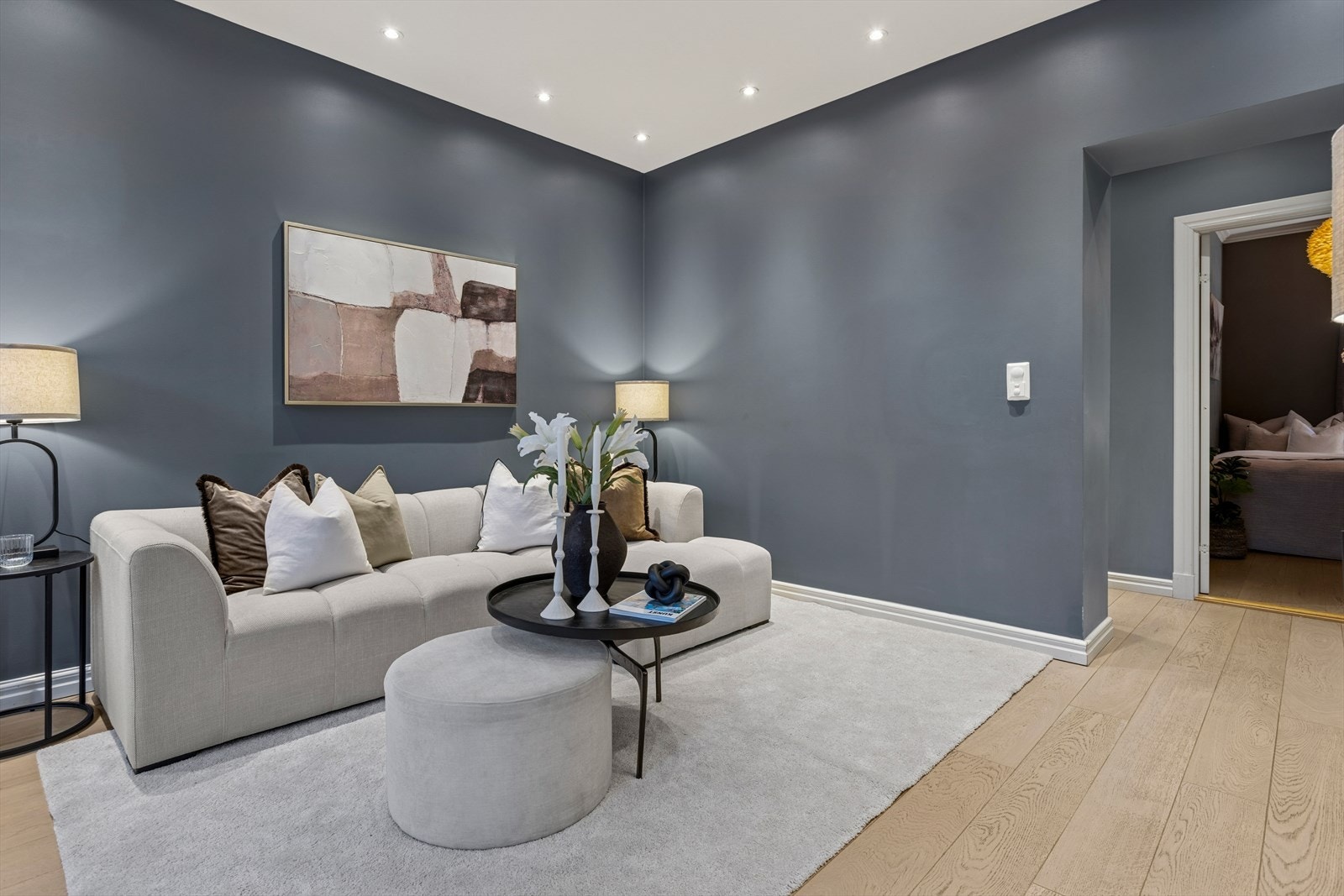 Her er det god plass til både spisebord og sofagruppe med tilhørende møblement. Galleribilde