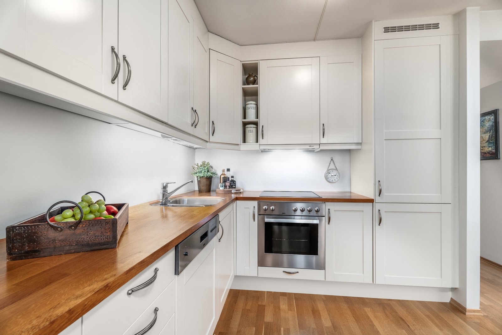 Stilrent Norema kjøkken som går i stil med resten av leiligheten. Kjøkkenet har benkeplate av eik. Galleribilde