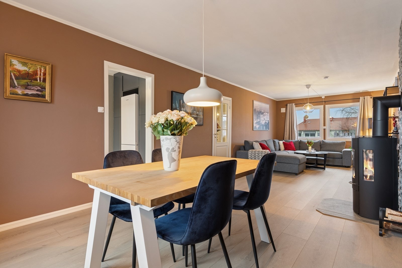 Åpen stue og spisestue skaper en sosial atmosfære. Galleribilde