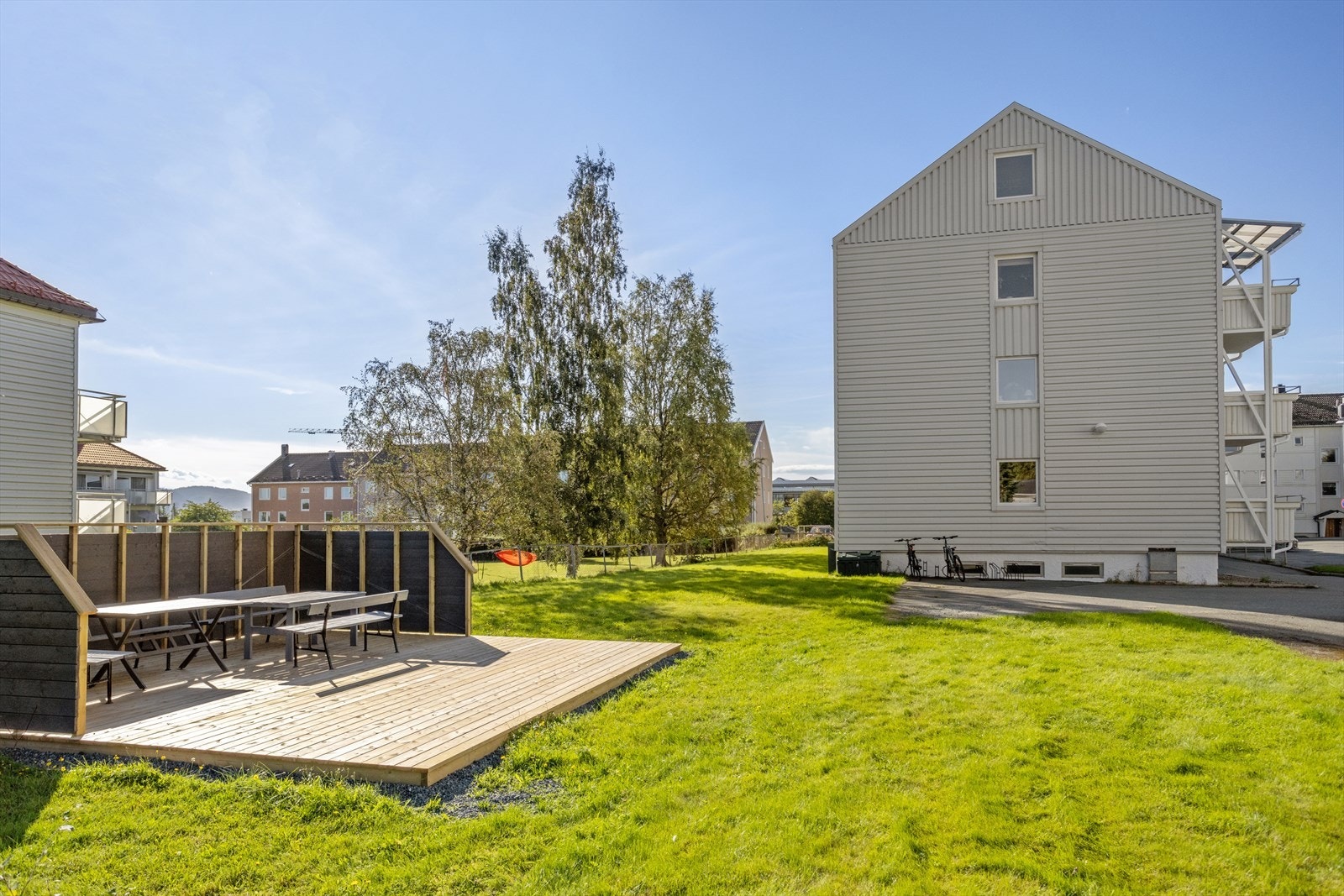 Borettslaget har en felles platting hvor man kan nyte trøndersk finvær. Galleribilde