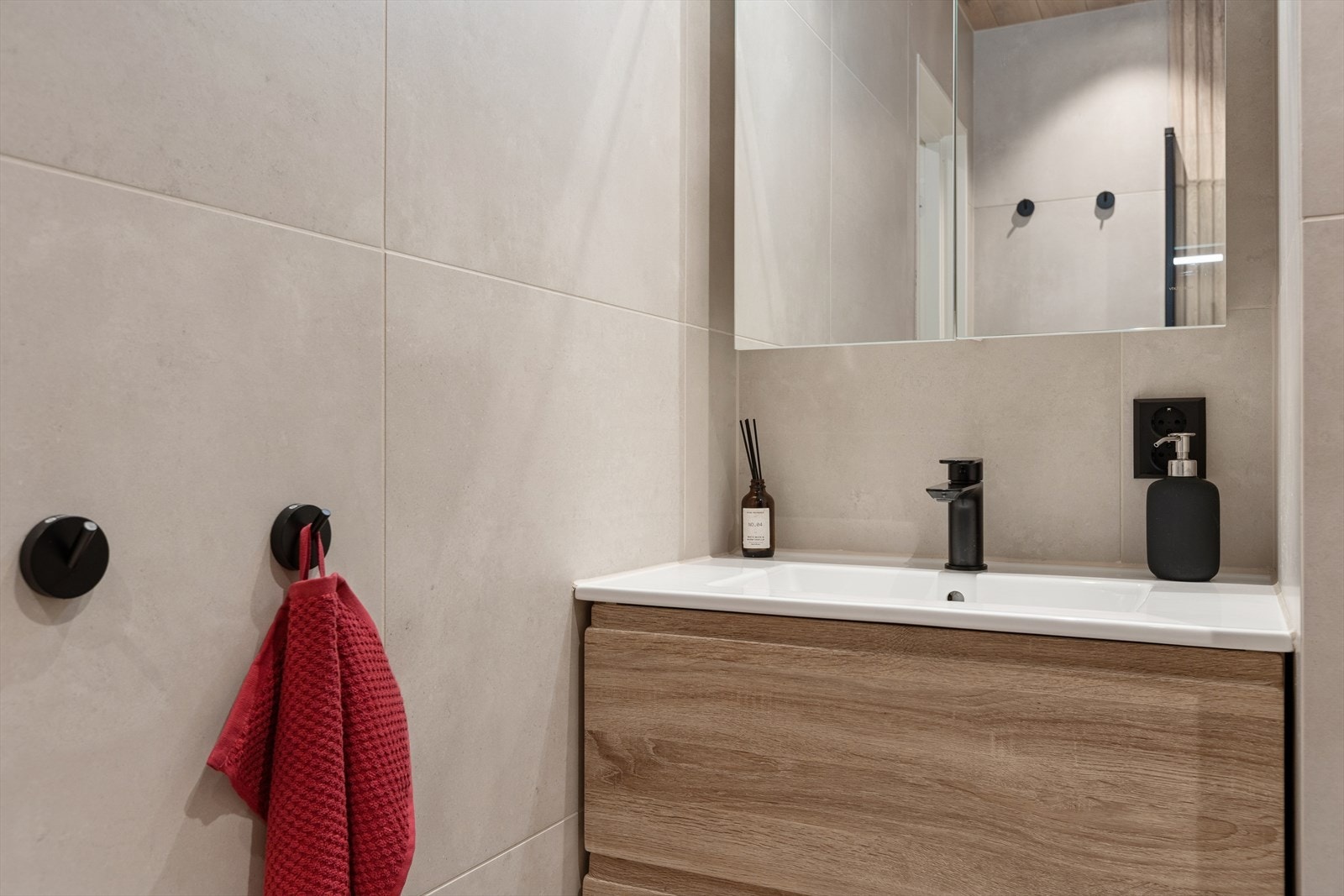 Fliser fra Fagflis. Oljet eikepanel i tak, med innfelte spoter. Viking baderomsinnredning med lys i speil og dusjvegger i herdet glass. Galleribilde