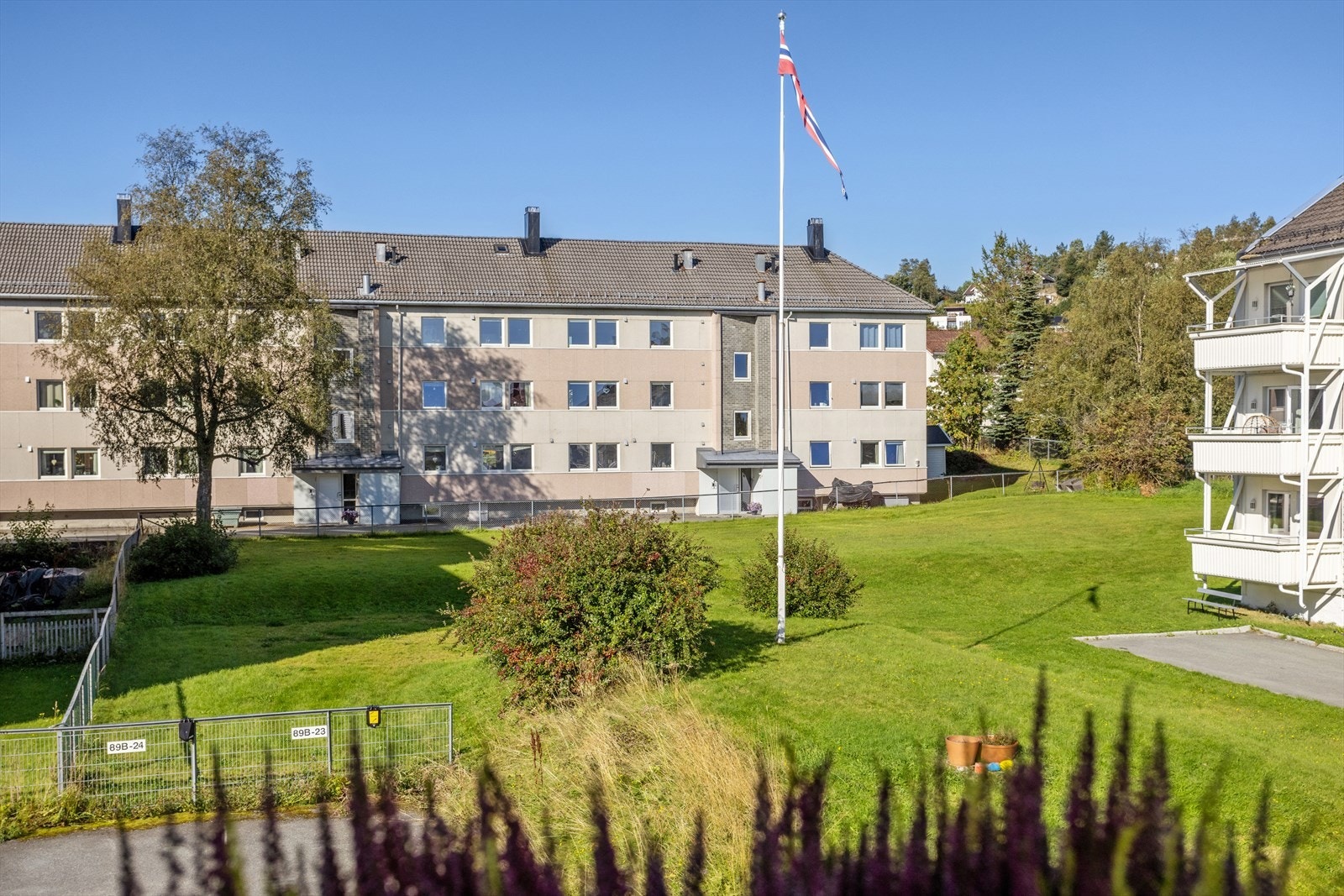 Fra balkongen er det utsikt over felles tun. Galleribilde