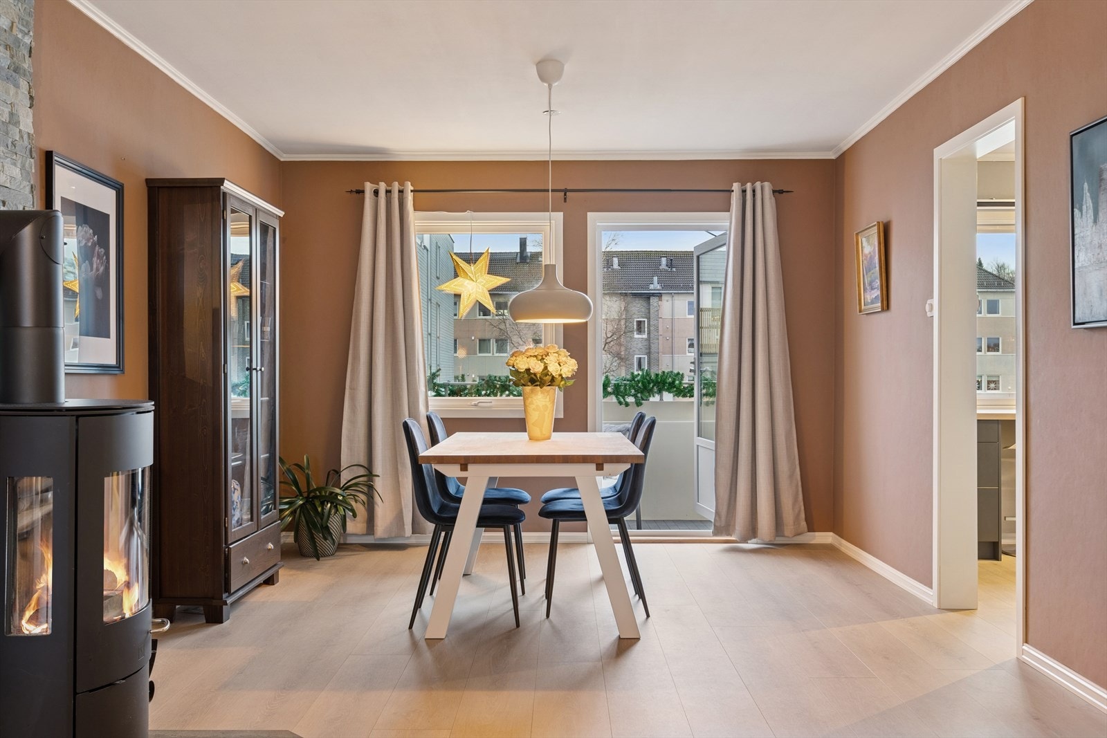 Hyggelig spiseseksjon med plass til spisebord av god størrelse. Galleribilde