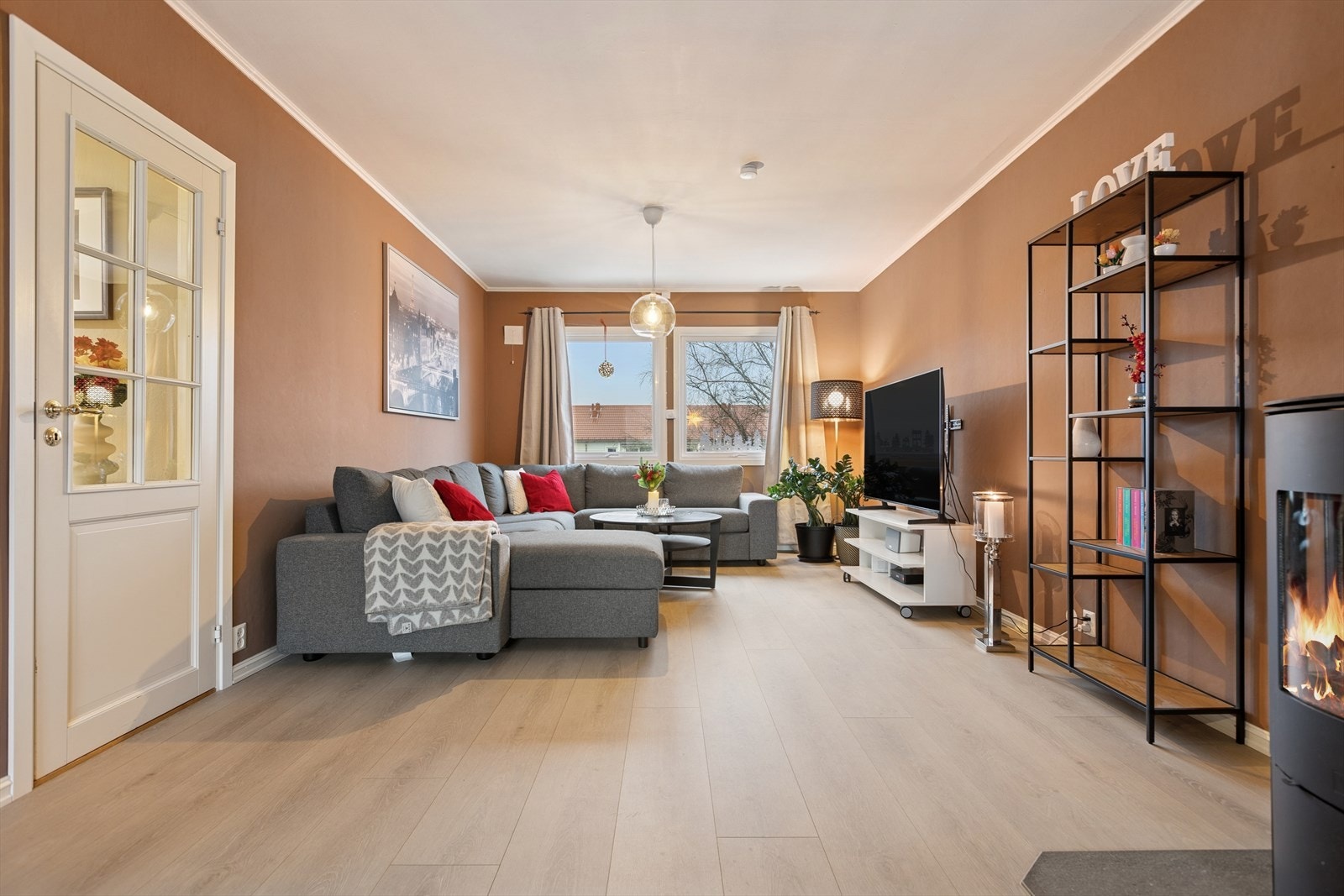 Stuen kan enkelt deles inn i ulike soner som spisestue og tv krok. Galleribilde