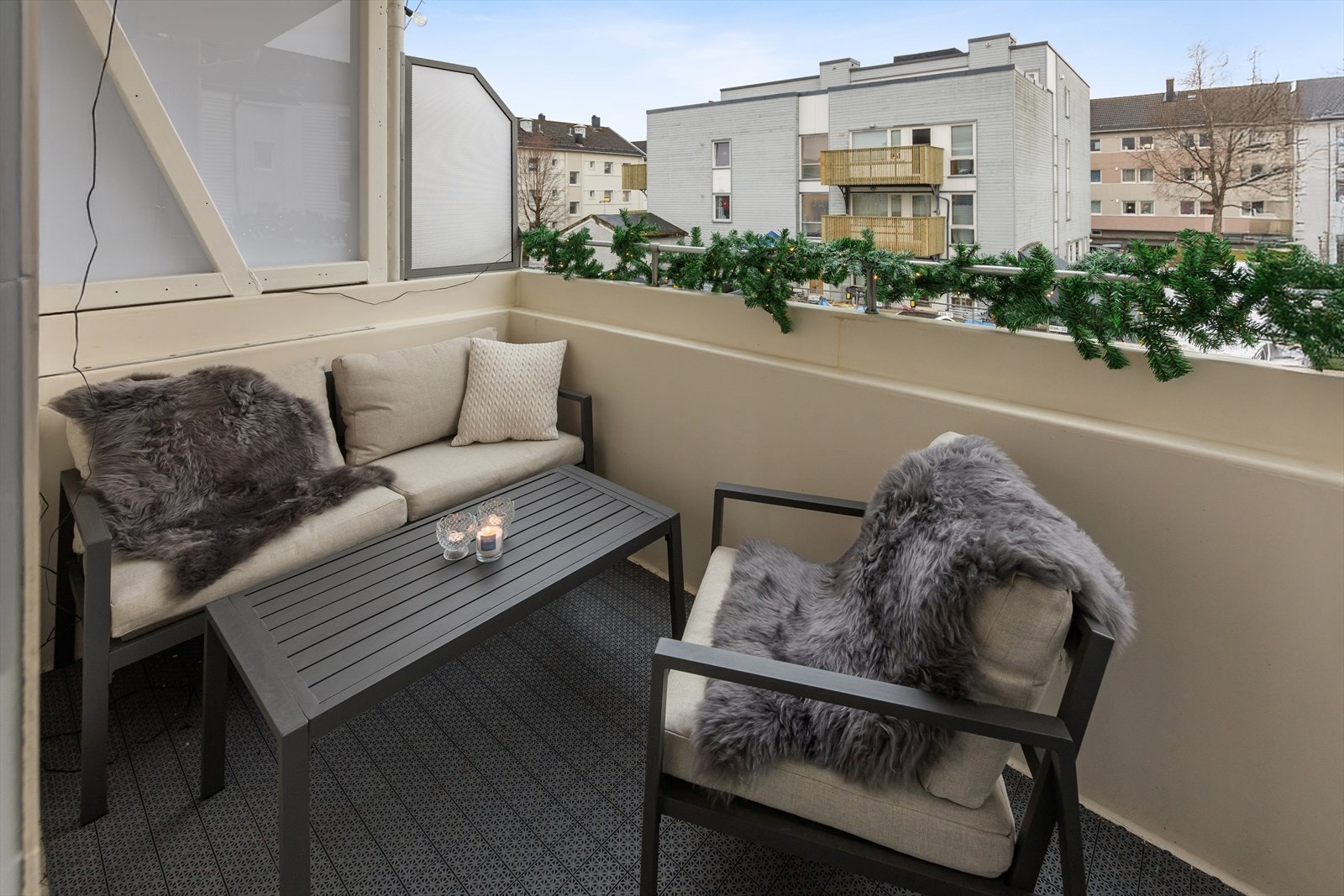 Balkongen har god plass til utemøblement. Galleribilde