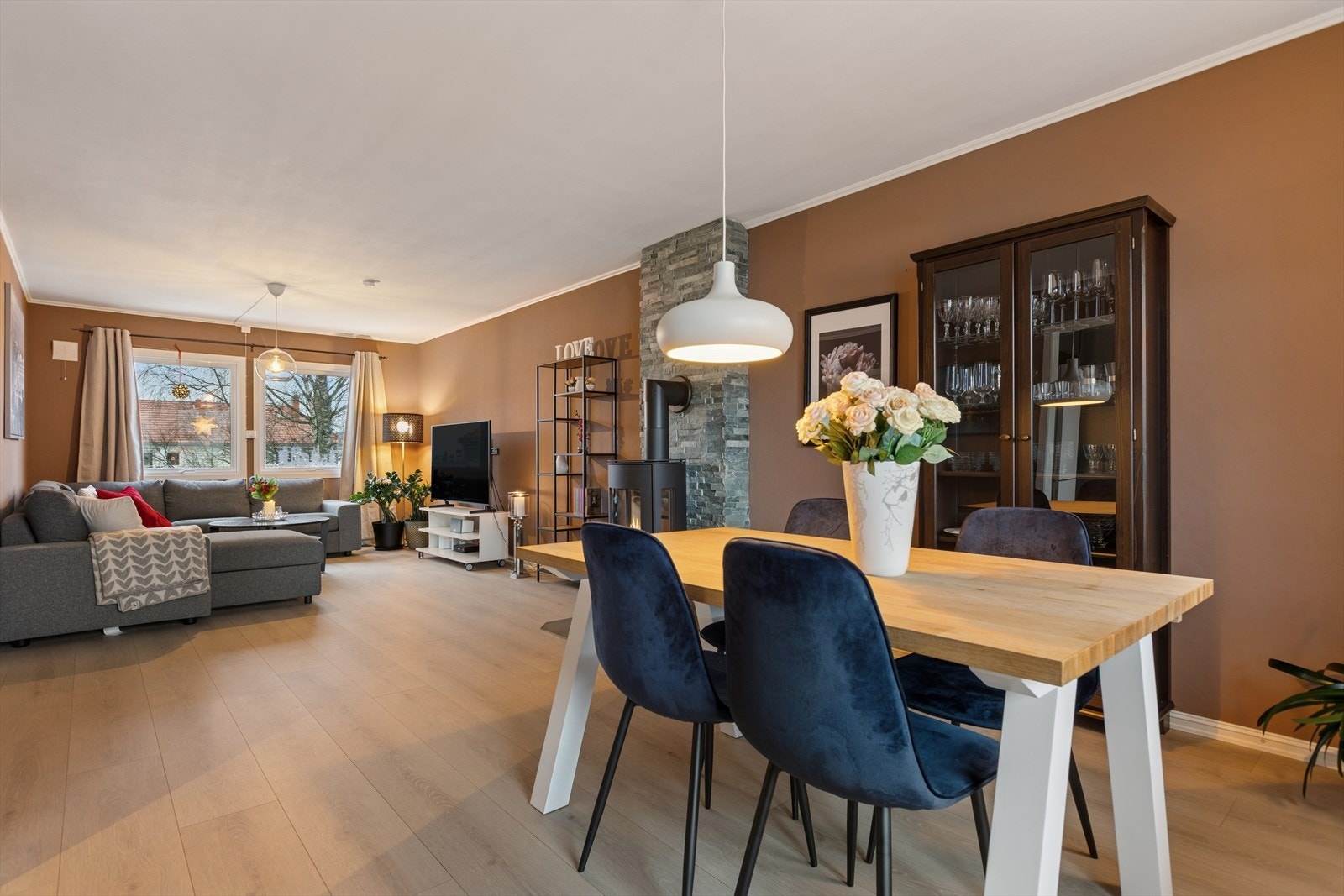 Det er lagt nytt gulv på kjøkken, stue og i gang i 2022. Galleribilde