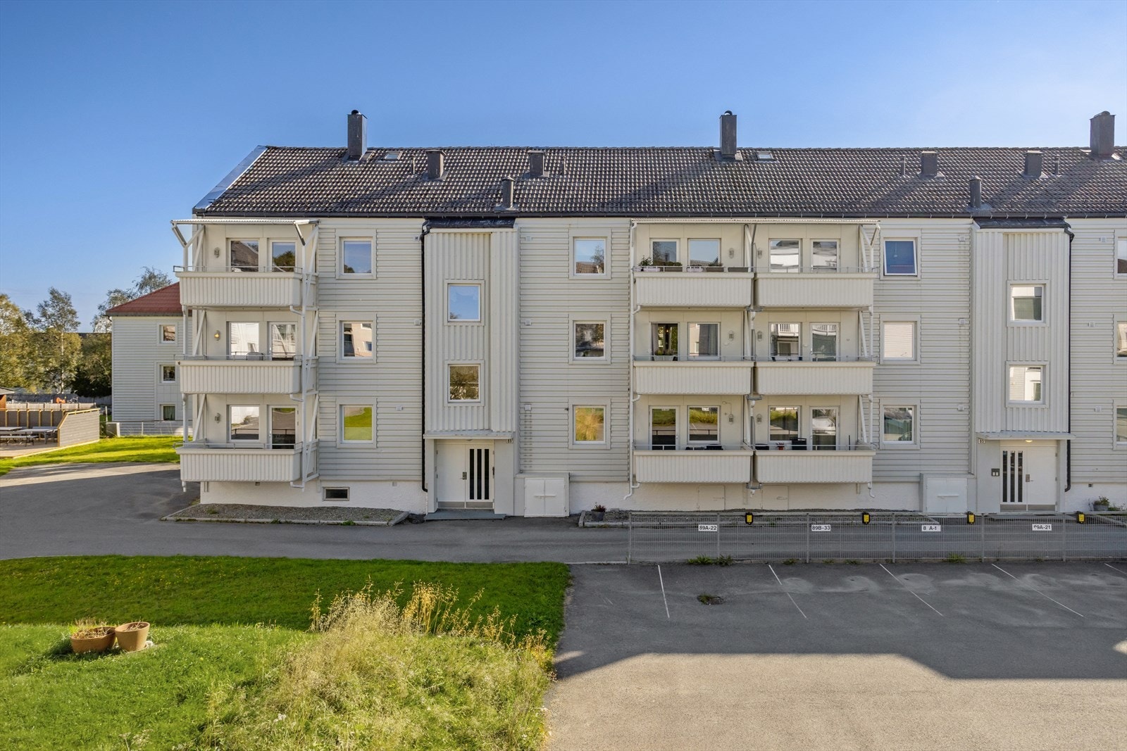 Leiligheten disponerer en egen pakeringsplass med mulighet for elbillader. Galleribilde