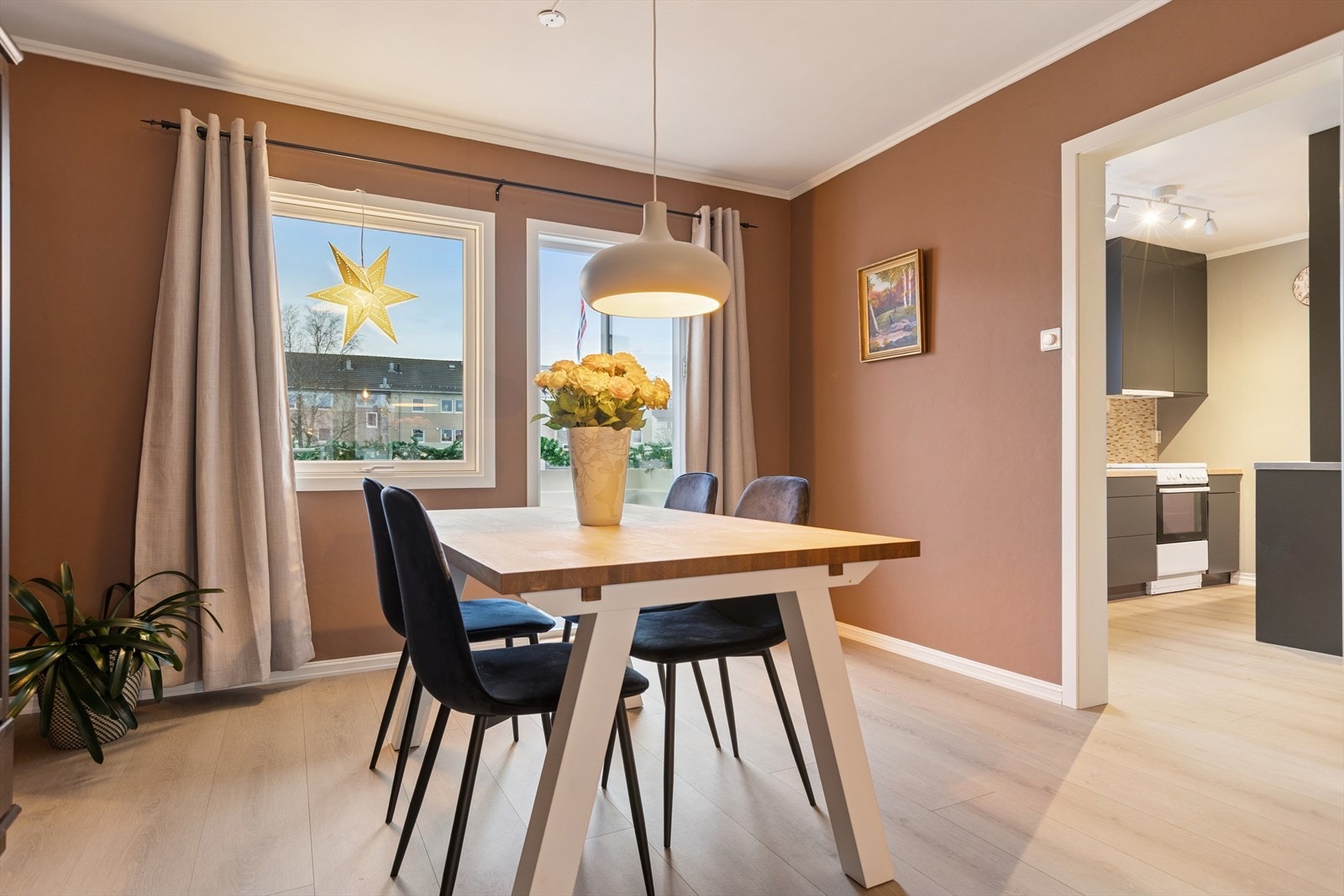 Her er det plass til å invitere til store og små selskap. Galleribilde