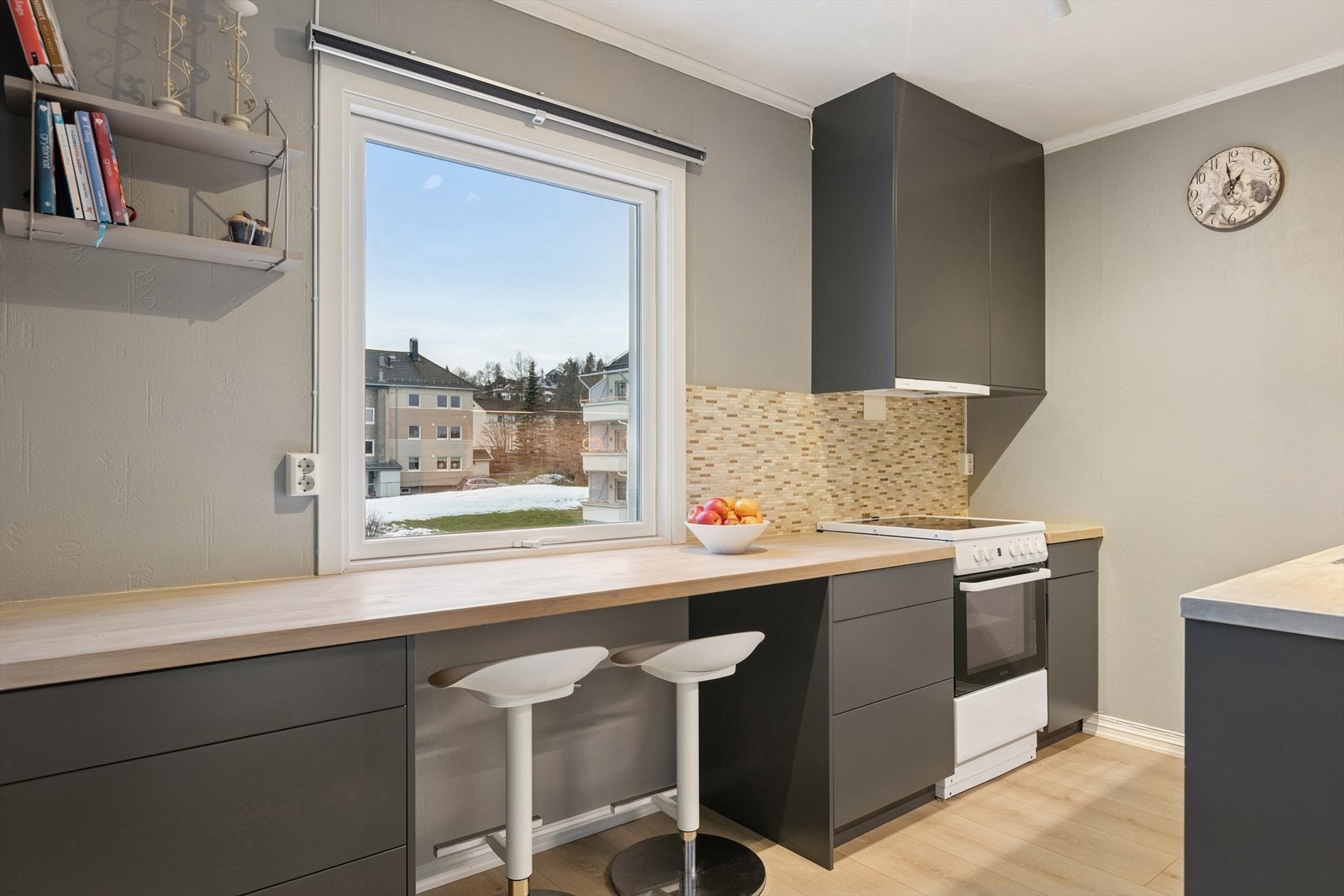 Det er laget hyggelige sitteplass med justerbare barstoler under vinduet. Galleribilde