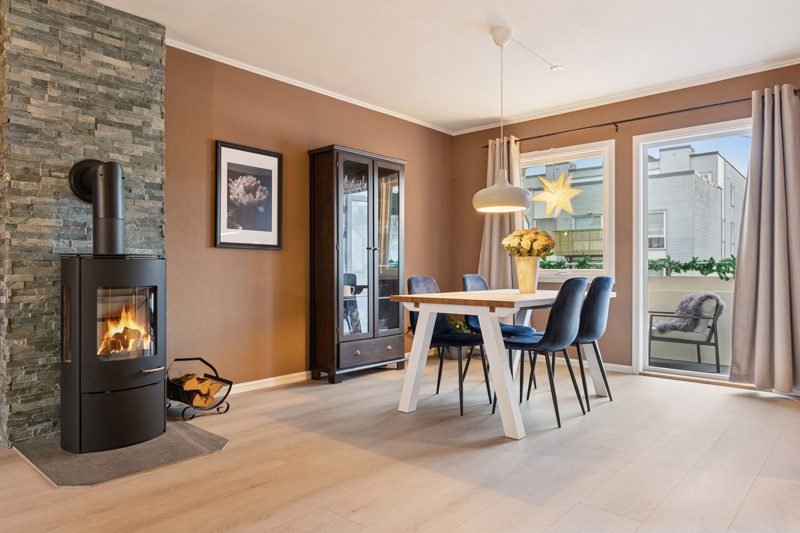 Peis med vedfyring for god varme og reduserte strømkostnader i vinterhalvåret. Galleribilde