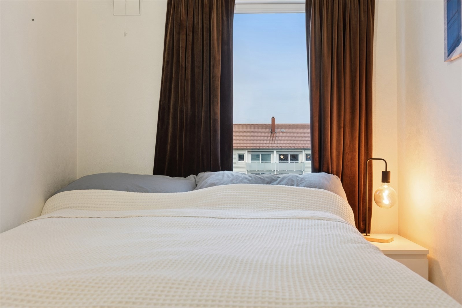 Soverommene er vendt ut mot en rolig bakgård med lite innsyn. Galleribilde