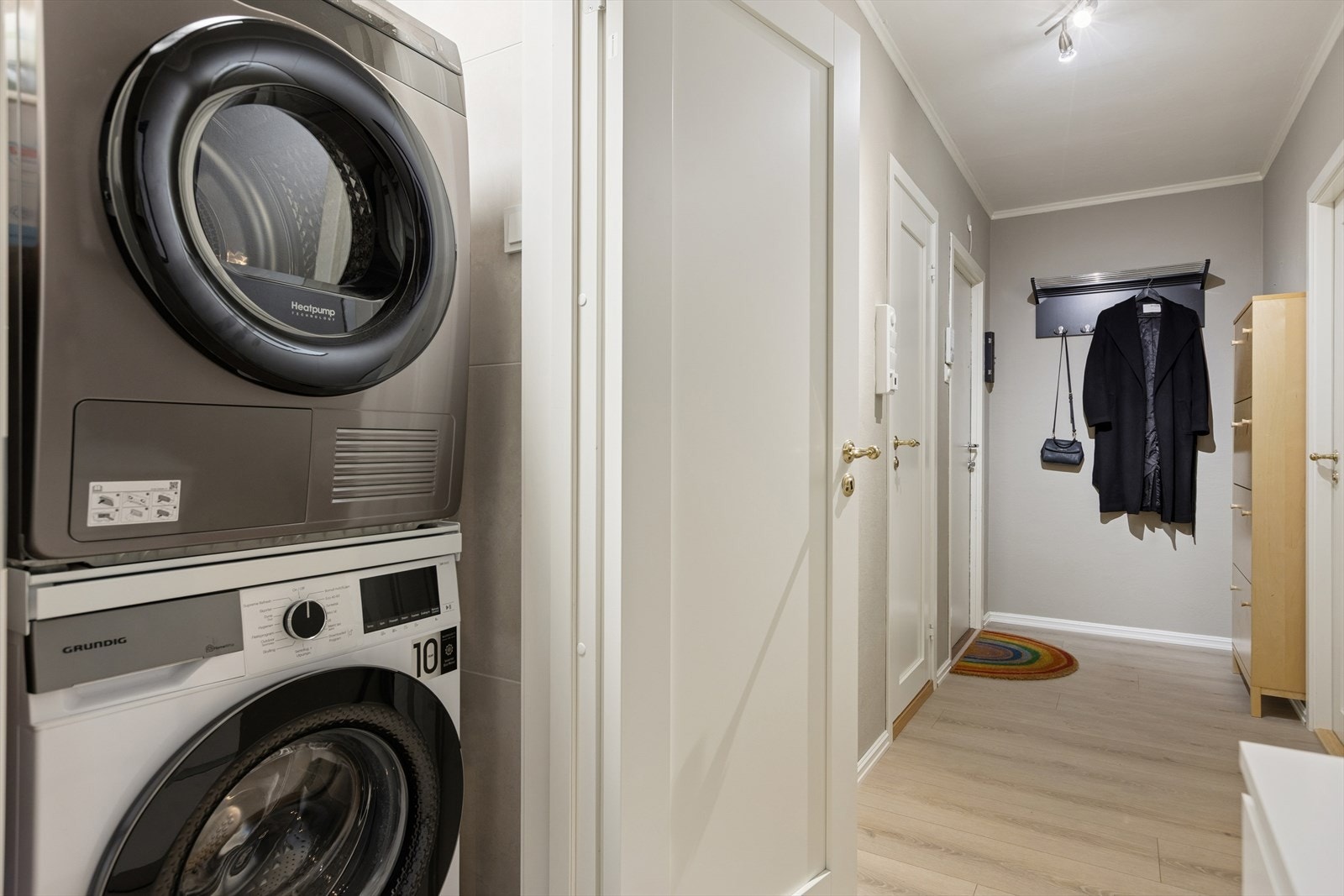 I boden i gangen er det lagt opp opplegg til vaskemaskin. Praktisk løsning for å få "gjømt unna" vaskemaskin og tørketrommel. Galleribilde
