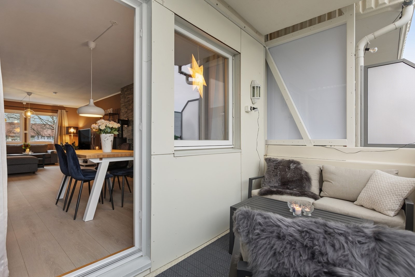 På sommerstid blir balkongen en forlenget del av stuen. Galleribilde