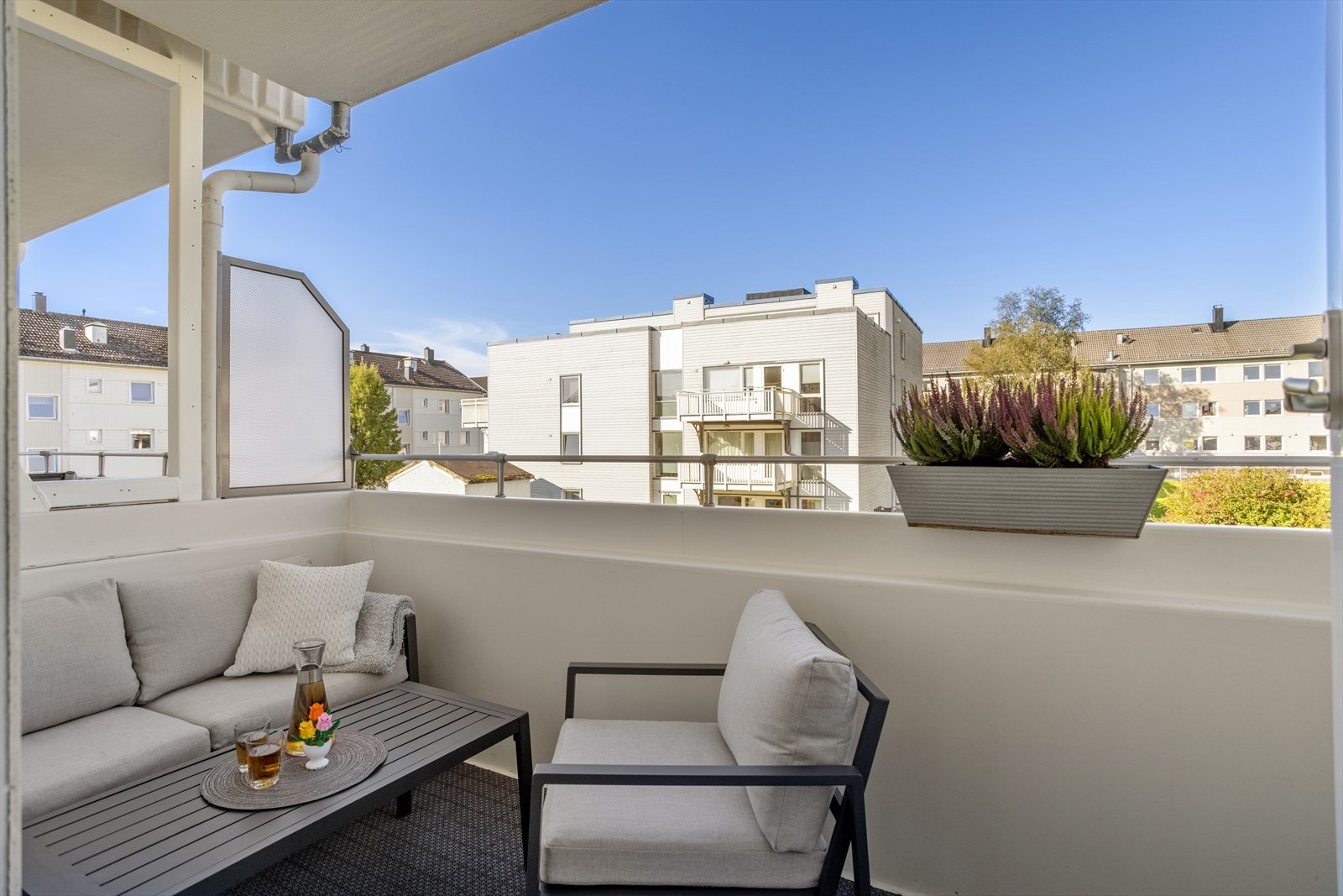 Stuen har direkte utgang til balkongen, perfekt for sommerdager. Galleribilde