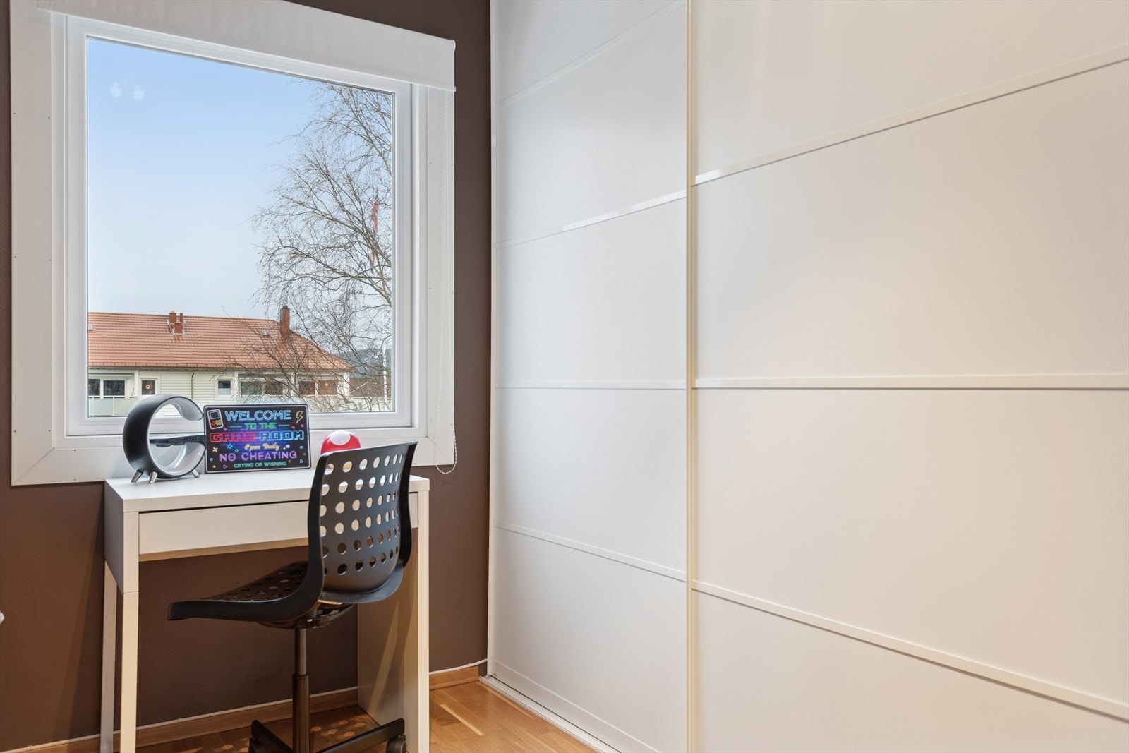 Soverommet har en stor innebygd skyvedørsgarderobe. Galleribilde