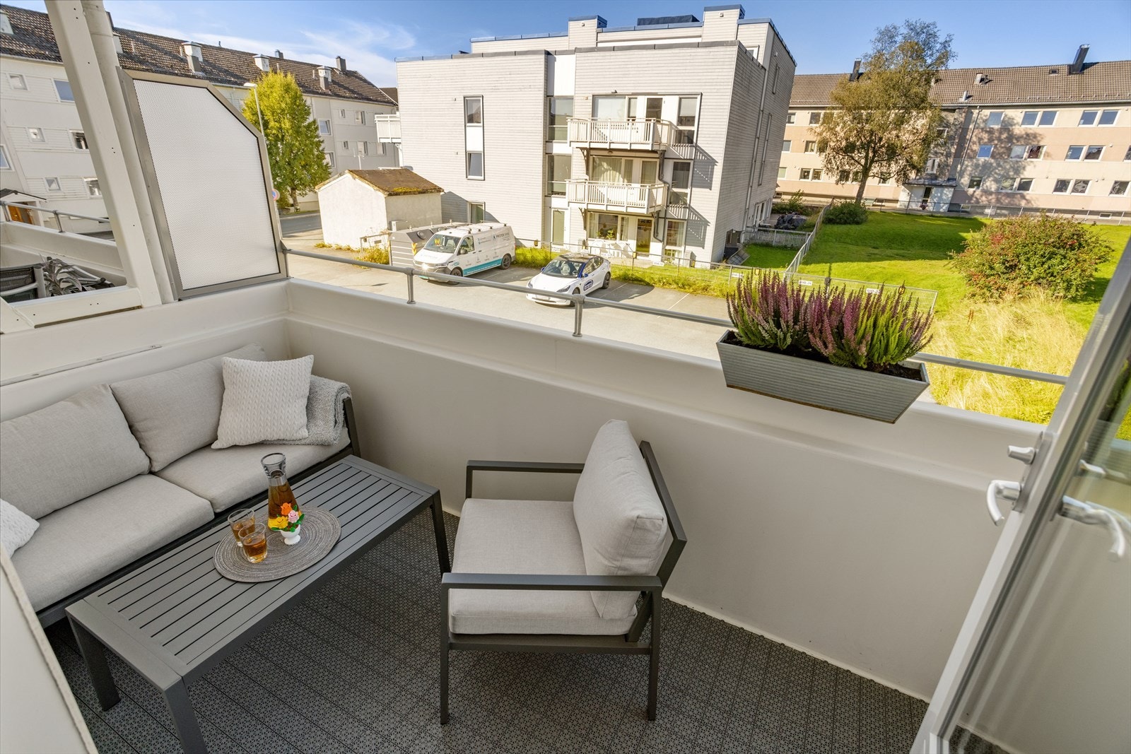 Her har selger vært ute i god tid og tatt bilder fra sommer 2025. Galleribilde