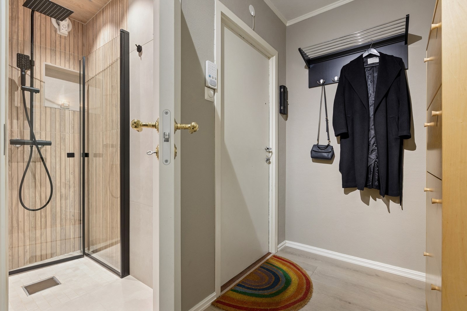 Gang med plass til oppheng av klær og sko. Galleribilde