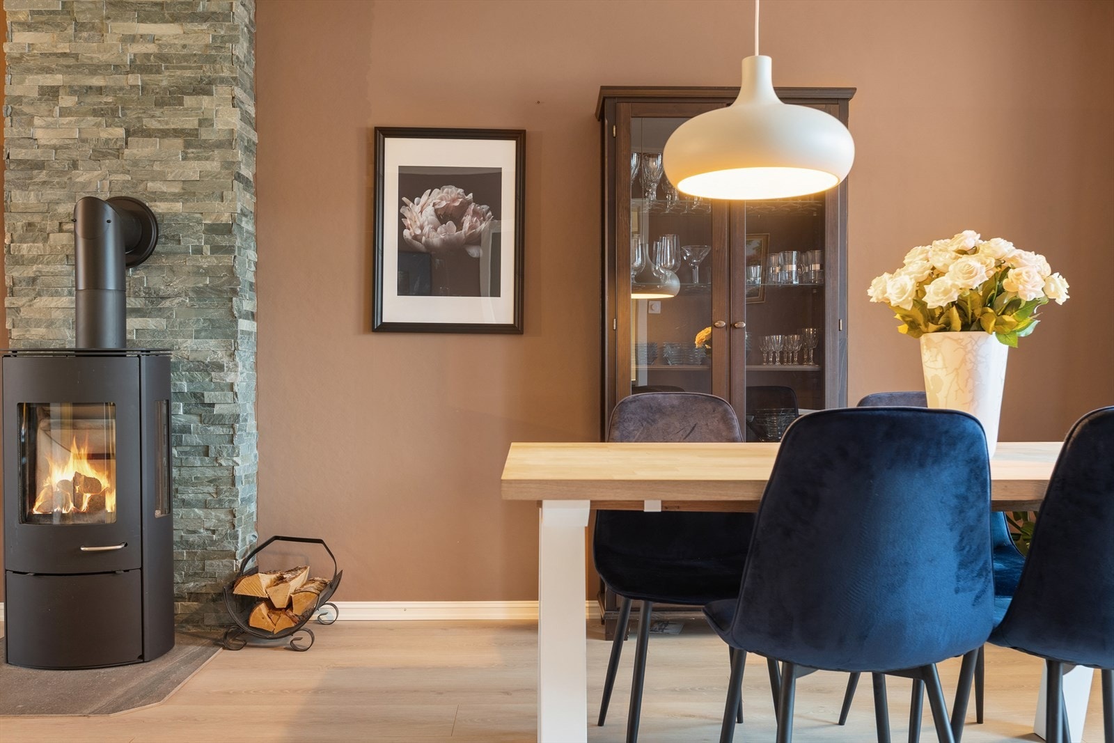 På stuen finner du en peis som gir god varme på kalde vinterdager. Dette skaper en behagelig atmosfære. Galleribilde