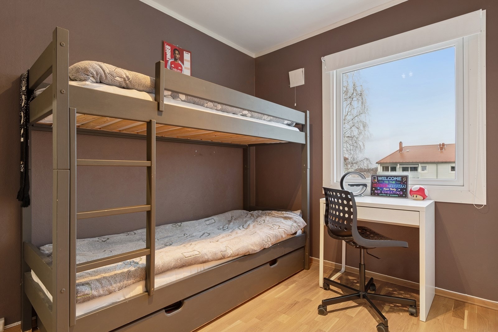 Soverom nr 2. på ca. 9 kvm. med god plas til seng, pult og garderobeskap. Galleribilde