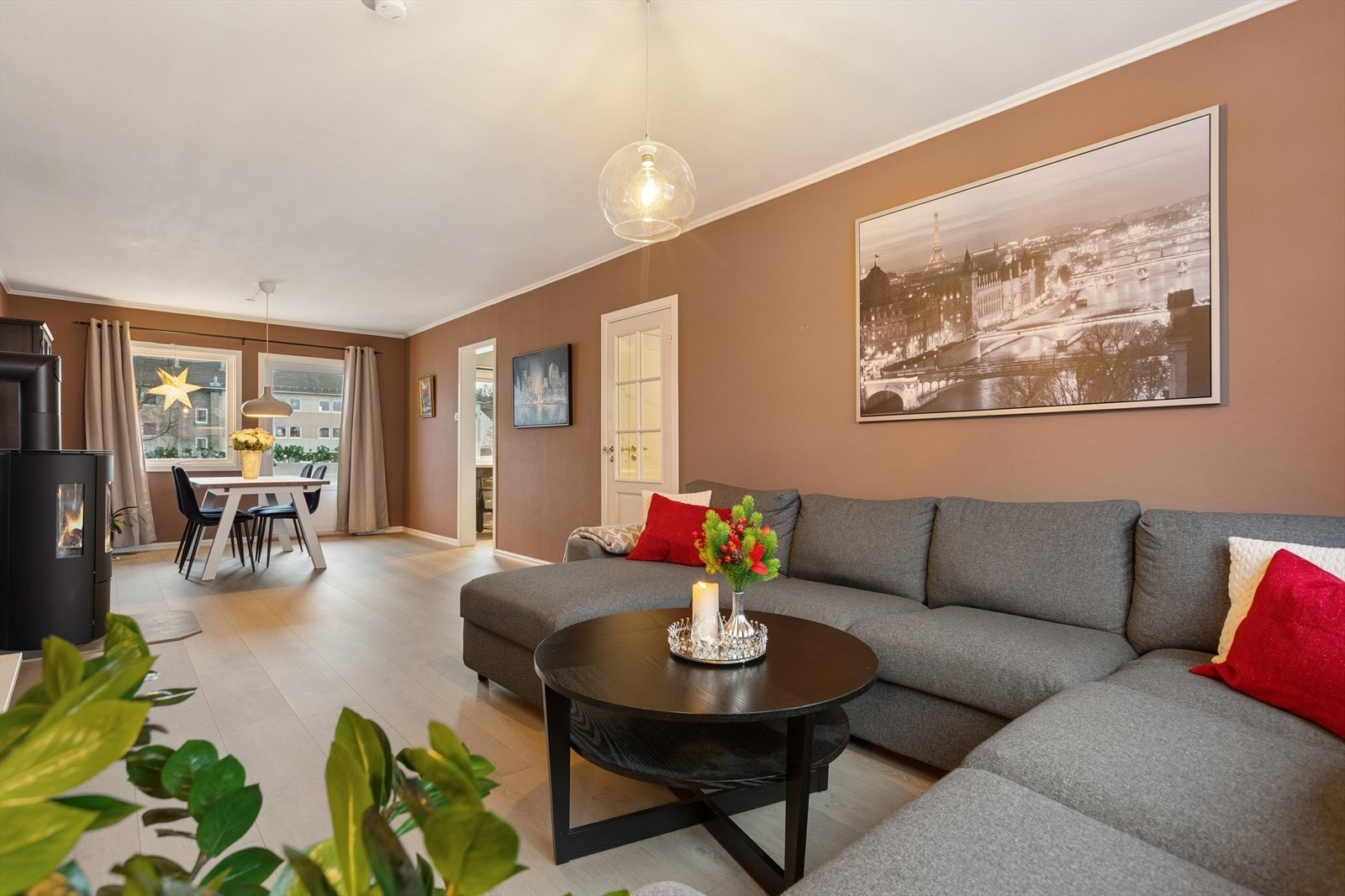 Leiligheten har en stor stue på ca 31.5 kvm. Galleribilde