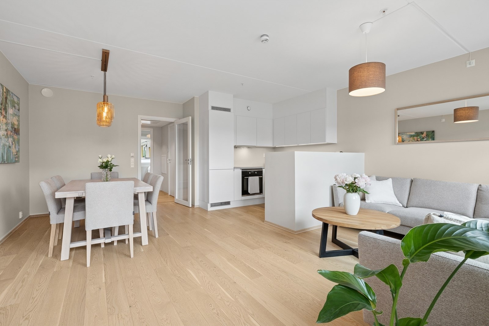 Praktisk åpen stue/kjøkkenløsning. Galleribilde