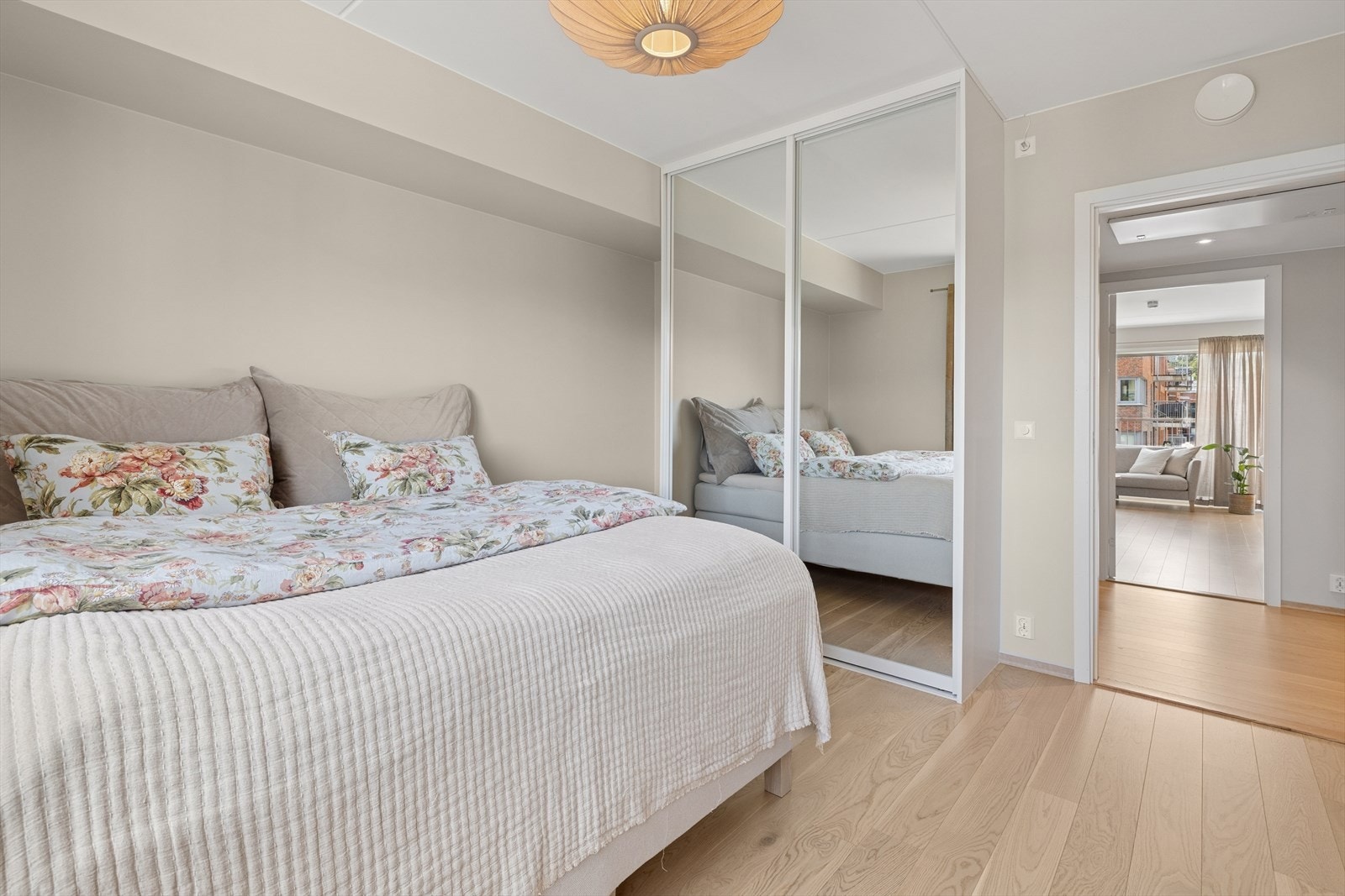 Soverommet har god plass til garderobe. Galleribilde