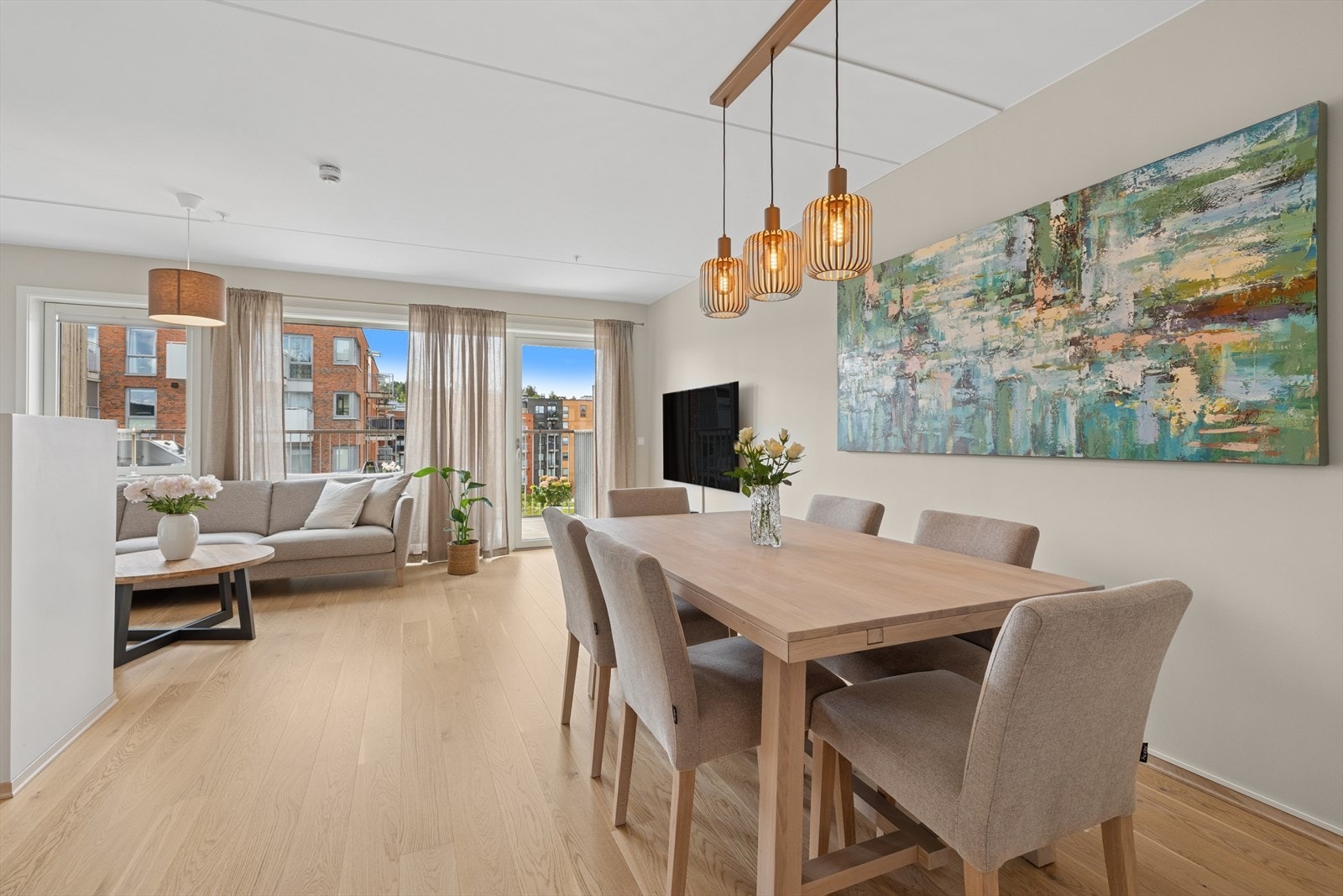 Velkommen til Kåre B. Werners gate 10, en flott og lys 4-roms i 5. etasje. Galleribilde