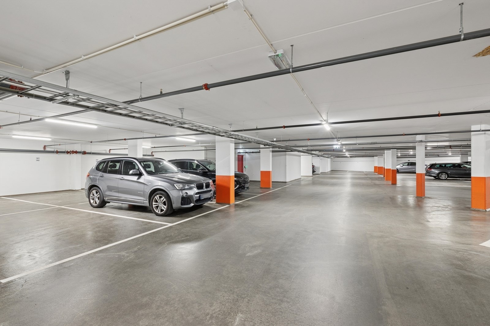 Det følger dobbel garasjeplass (ligger etter hverandre i lengden) ved kjøp. Galleribilde