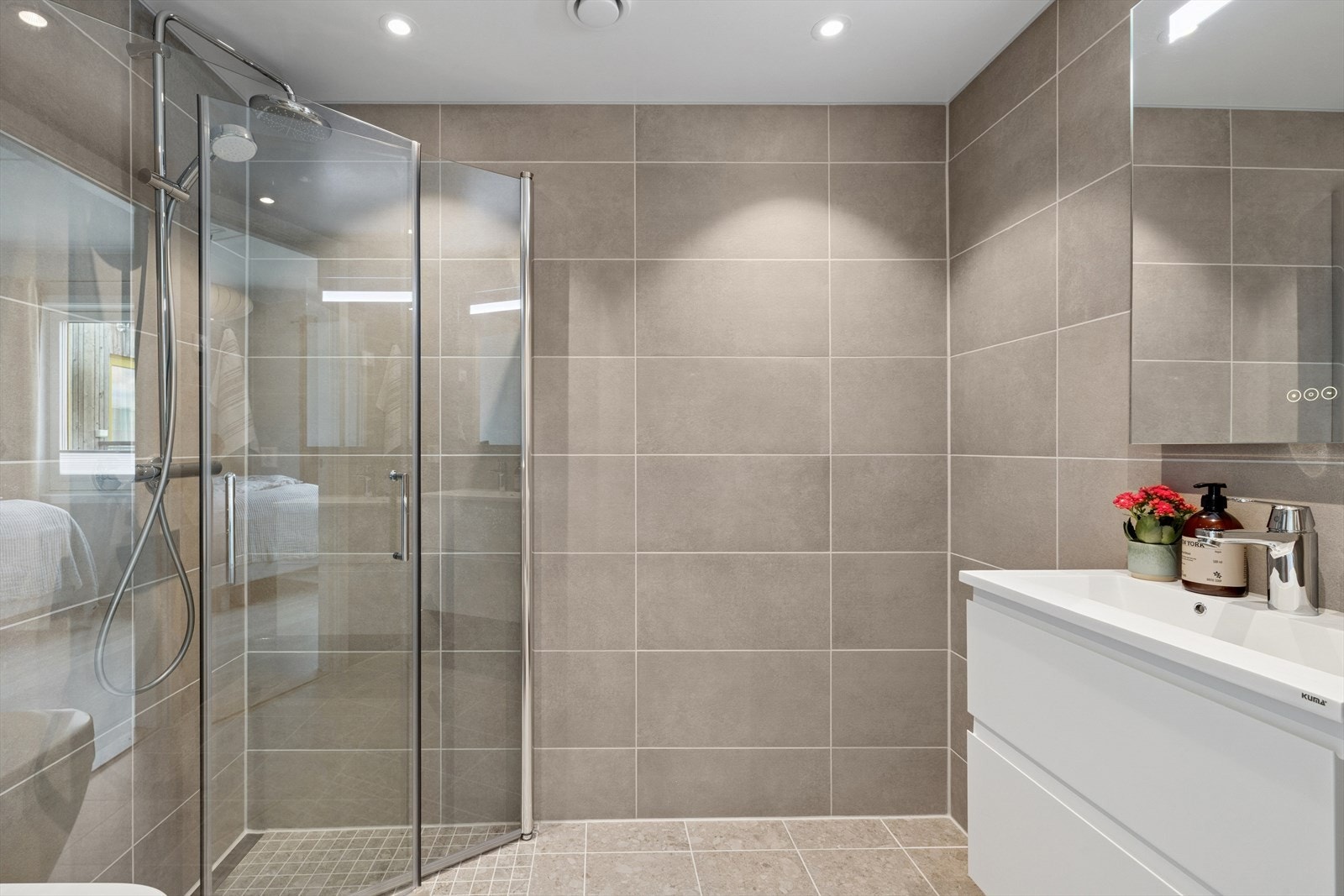 Baderom nr. 1 med inngang fra hovedsoverommet. Galleribilde