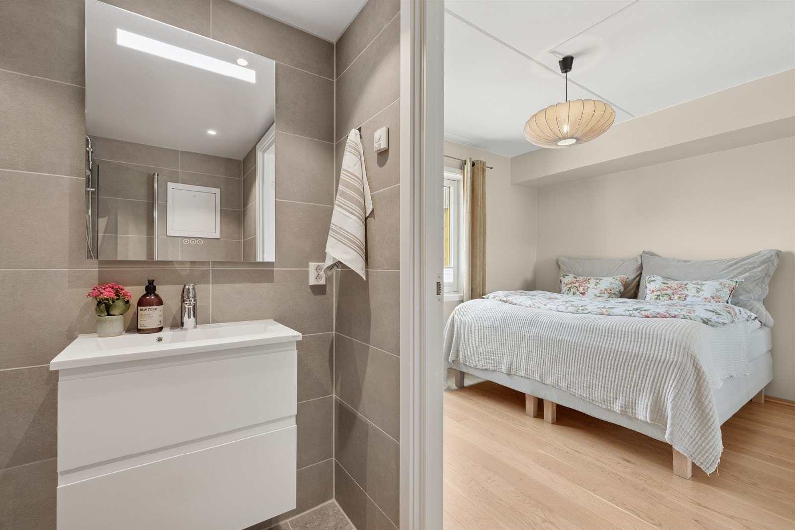 Hovedsoverommet ligger i suite-løsning med inngang til eget bad. Galleribilde