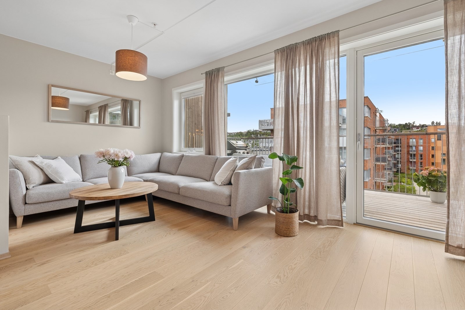 Legg merke til de store vindusflatene som strekker seg helt ned til gulvet. Galleribilde