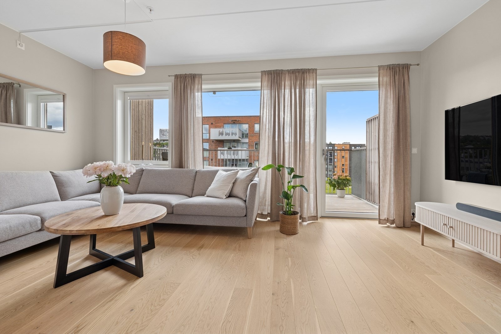 Lys og trivelig stue med plass til spisestue og sofagruppe. Galleribilde