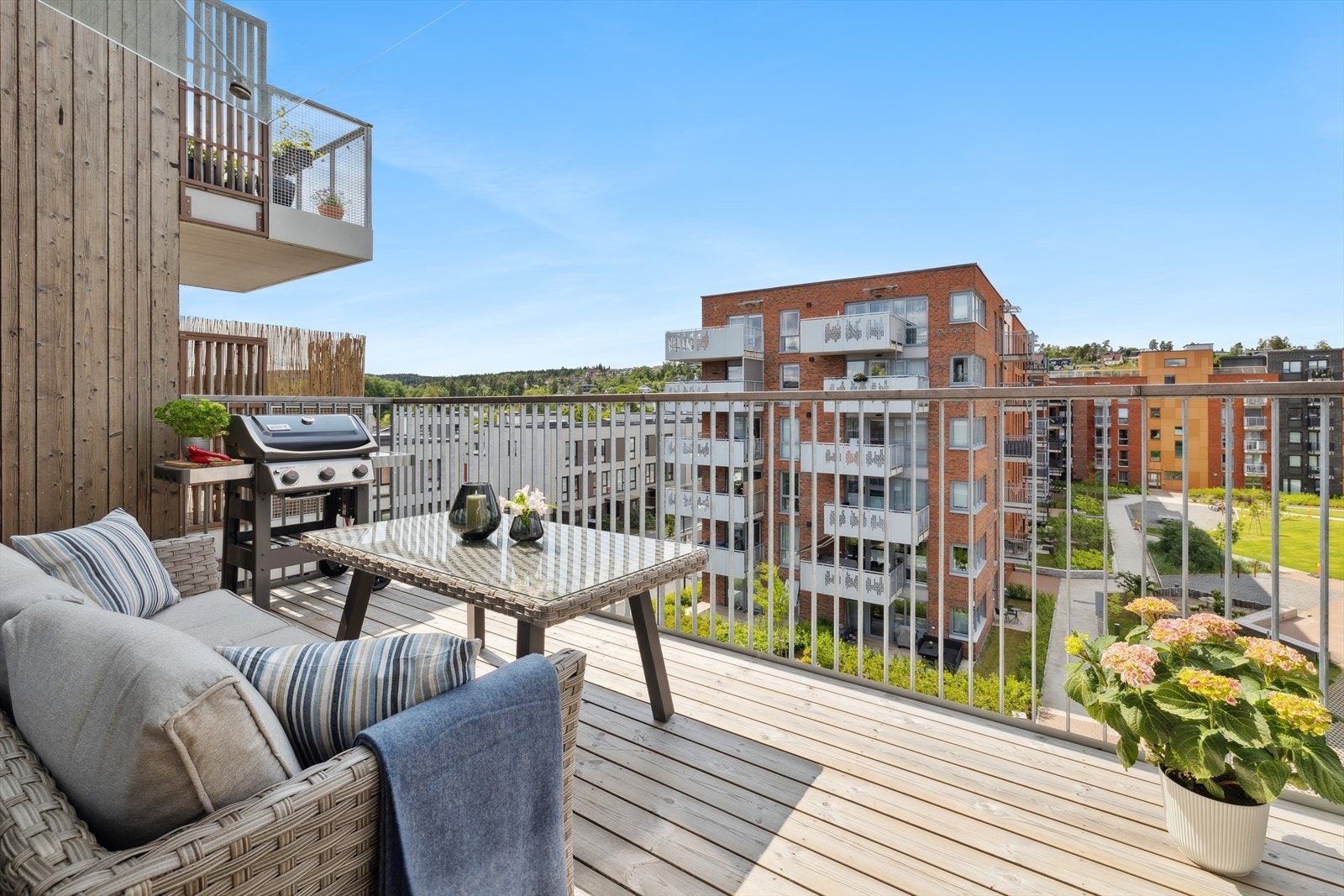 En romslig vestvendt balkong sikrer gode solforhold ettermiddag/kveld på fine sommerdager. Galleribilde