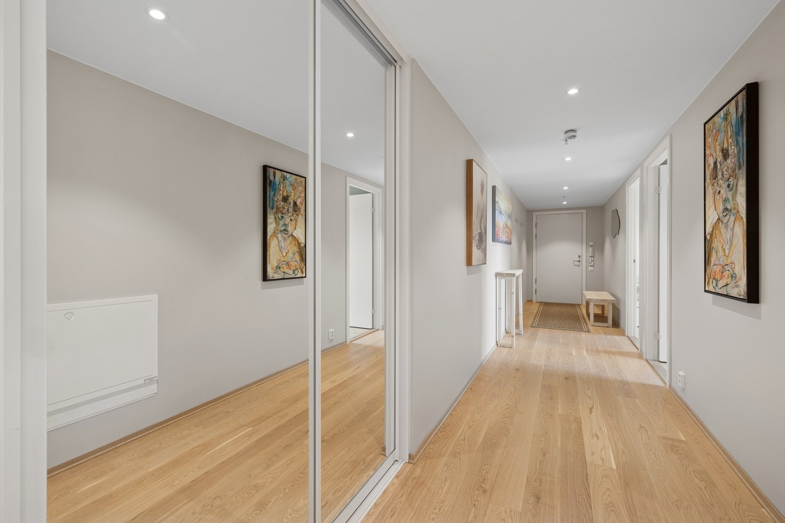 En lys og innbydende entré med downlights som gir god belysning. Galleribilde