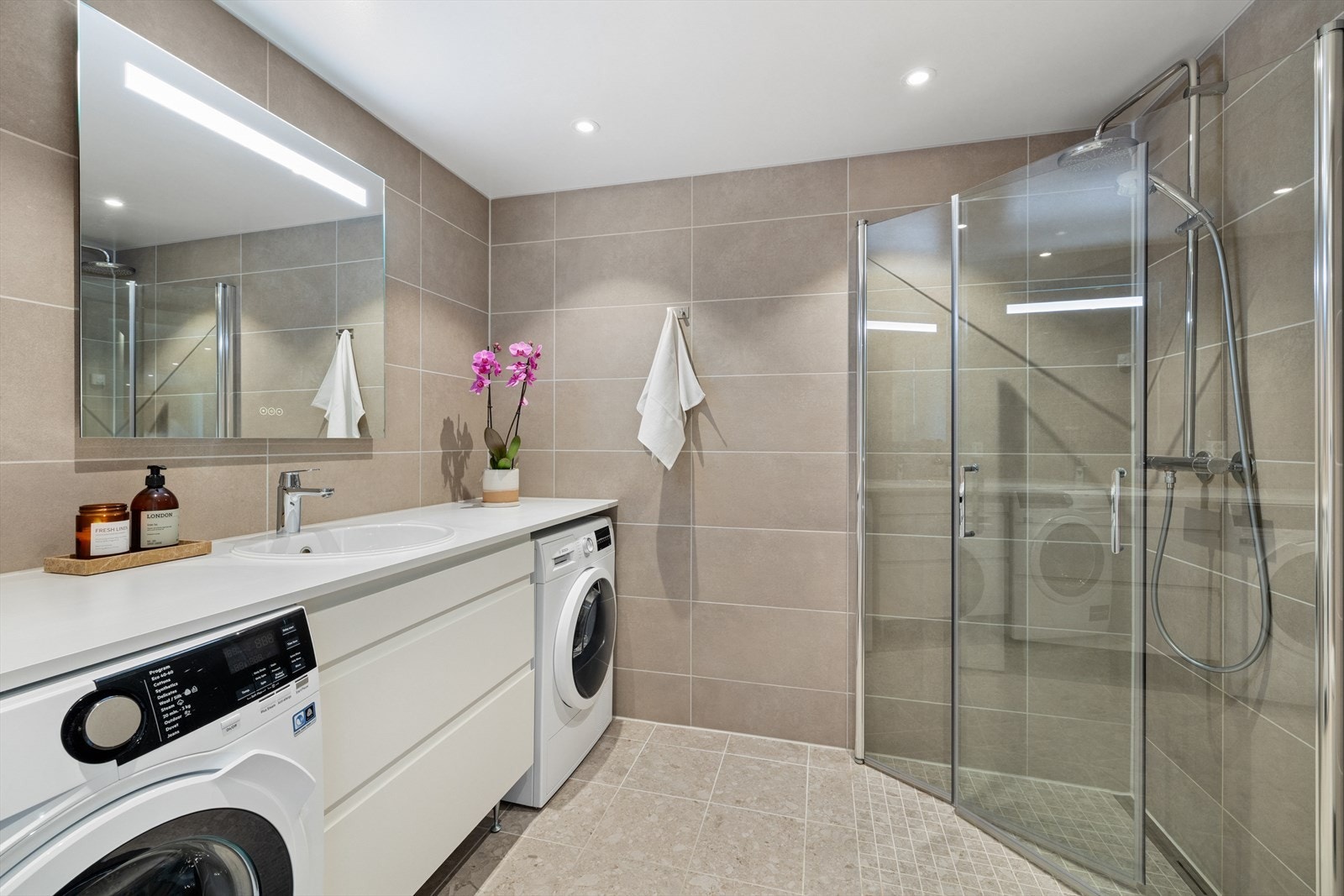 Bad nr. 2, hovedbadet har inngang fra entré og er holdt i moderne stil. Galleribilde