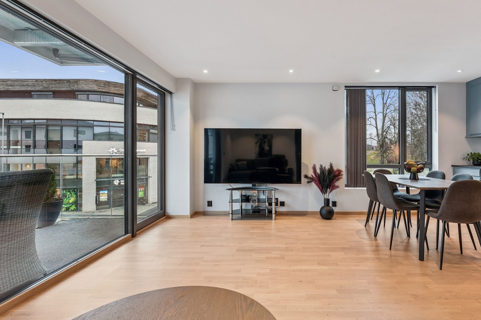 Leiligheten har en åpen og sosial planløsning mellom stue og kjøkken. Galleribilde