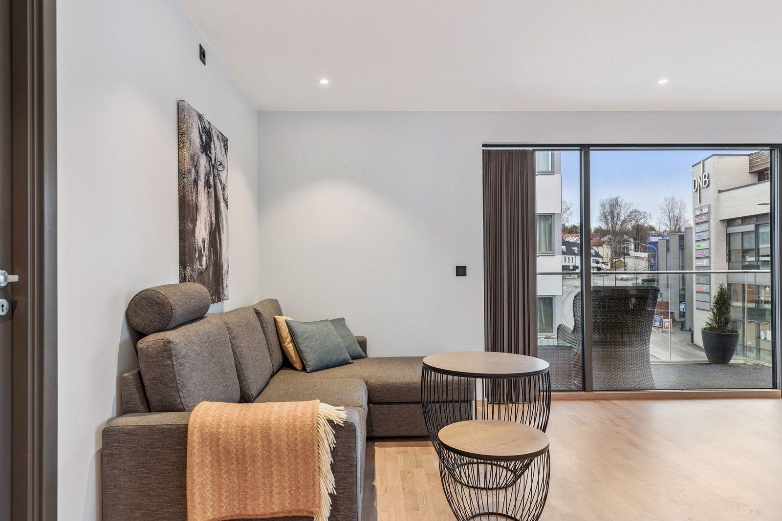 Gjennomgående moderne parkett og vannbåren varme gir en jevn og behagelig temperatur. Galleribilde