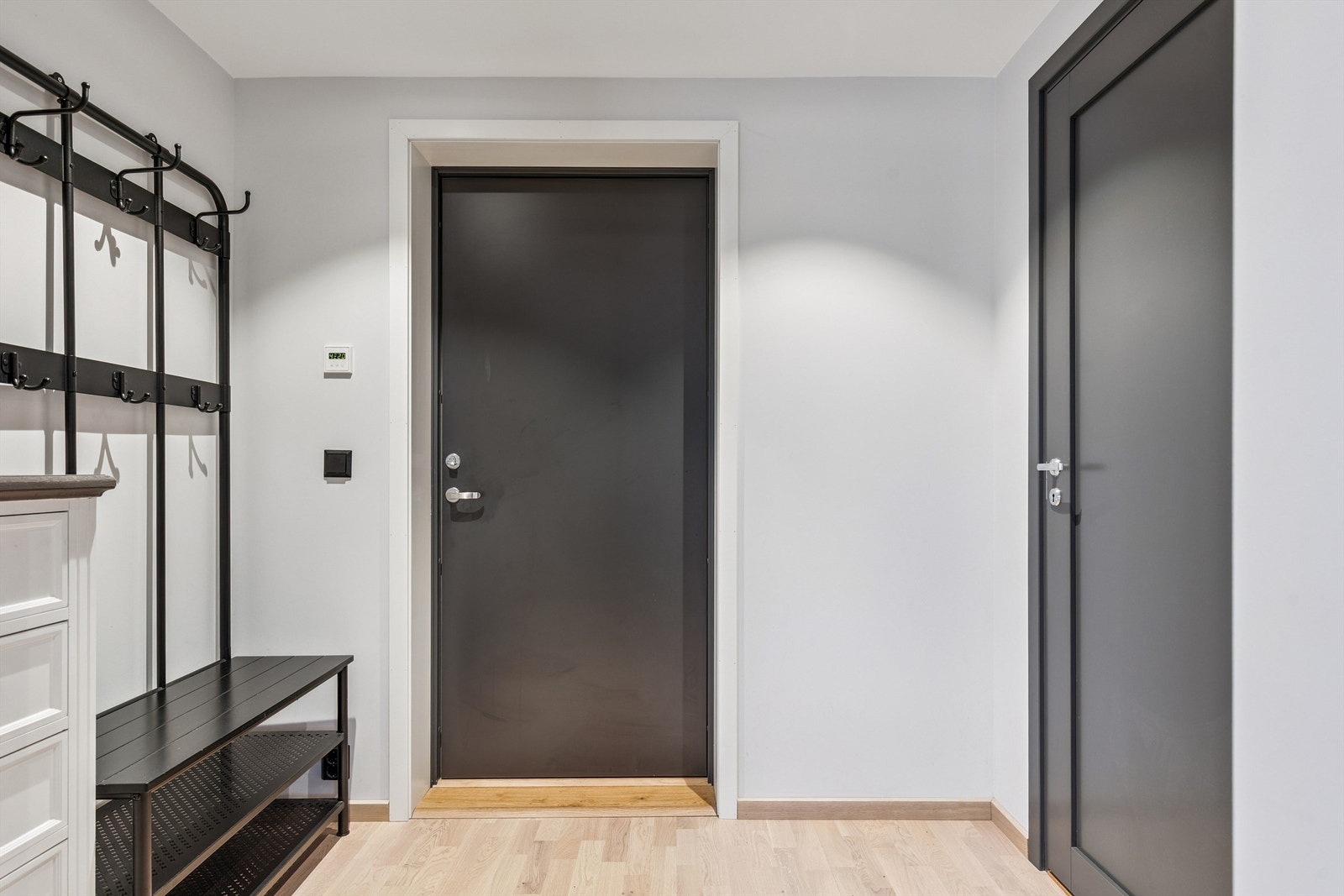 Entré med brann- og lydklassifisert inngangsdør for trygghet og ro. Galleribilde