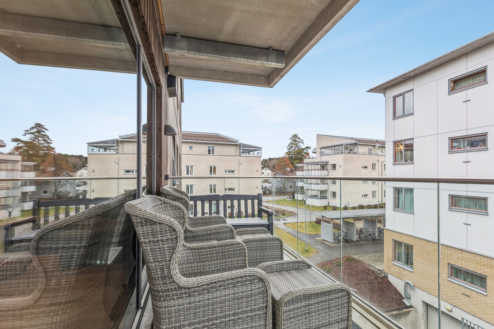 Balkongen på 9 m² har god plass til en sittegruppe og er delvis overbygd (av balkong i etasjen over). Galleribilde