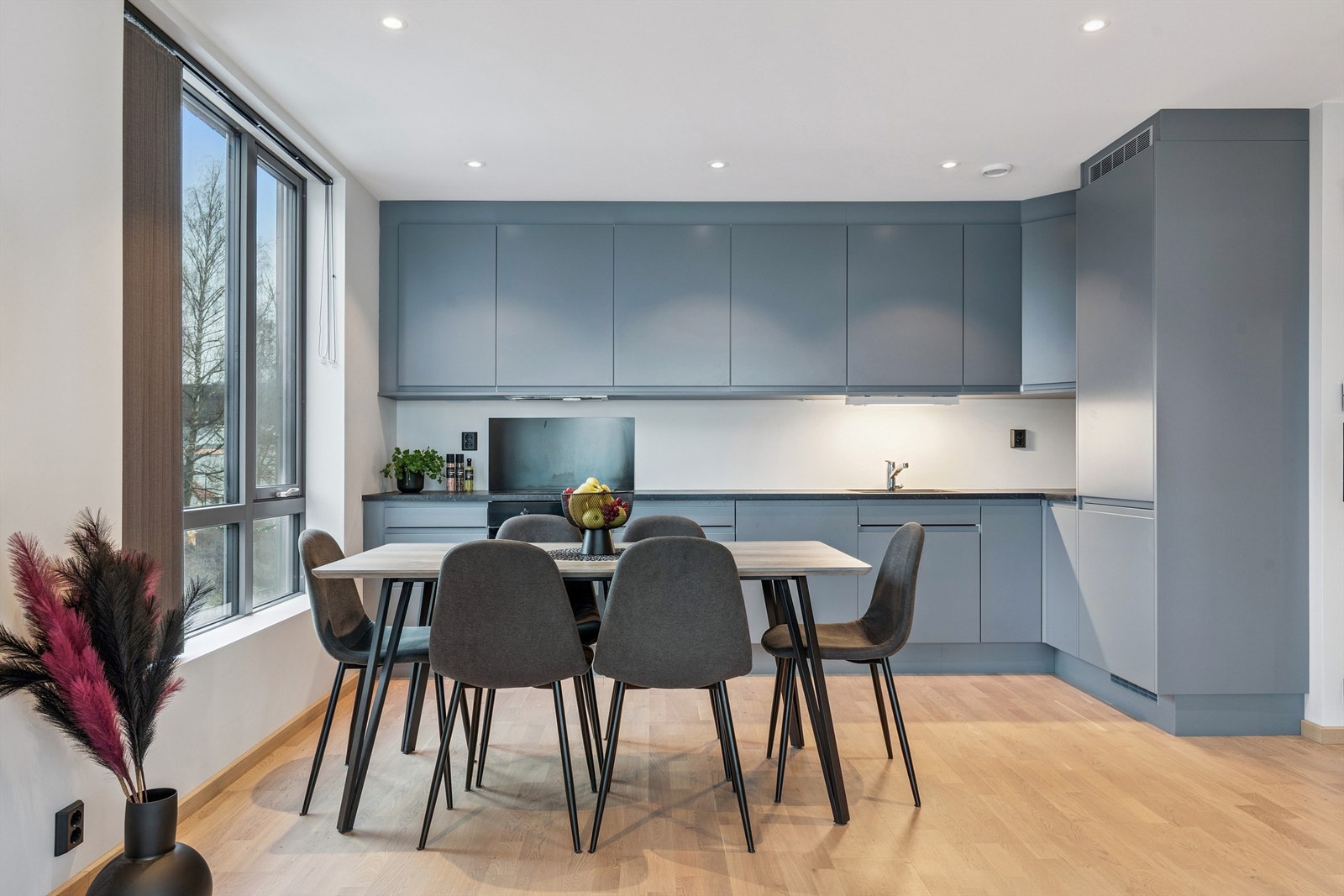 Kjøkkenet er utstyrt med integrert kjøl/fryseskap, oppvaskmaskin, stekeovn og induksjonstopp. Galleribilde