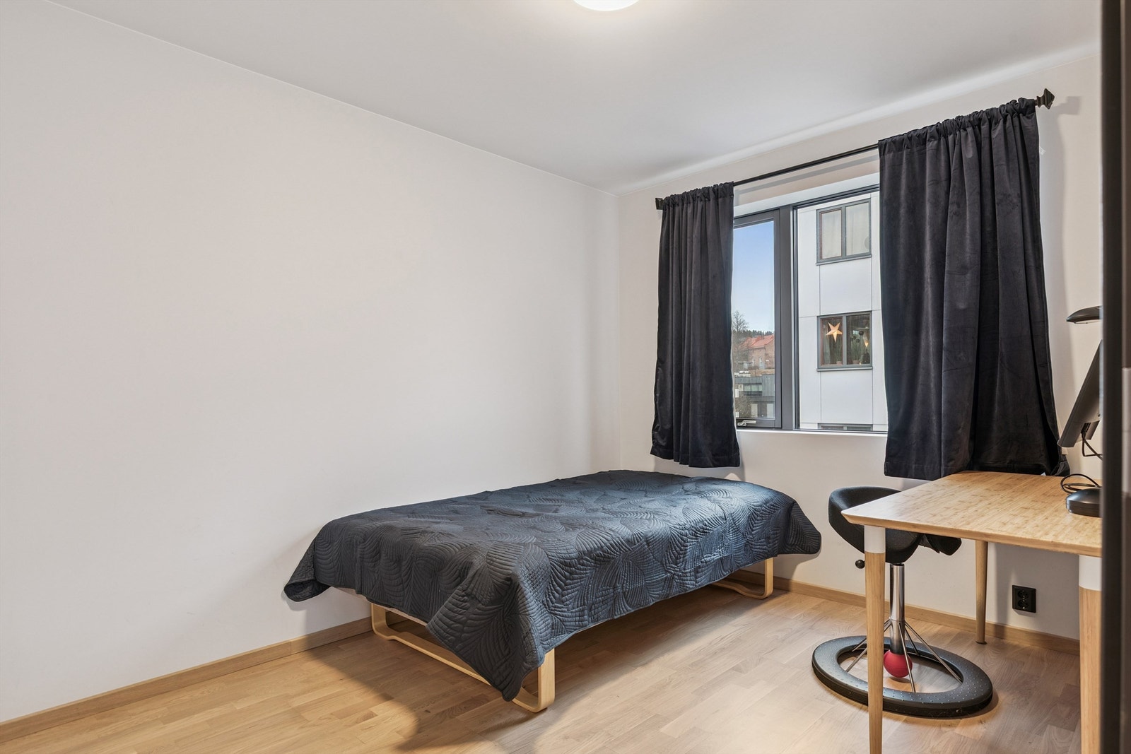 Soverommet har moderne parkett og oppvarming via vannbåren varme. Galleribilde