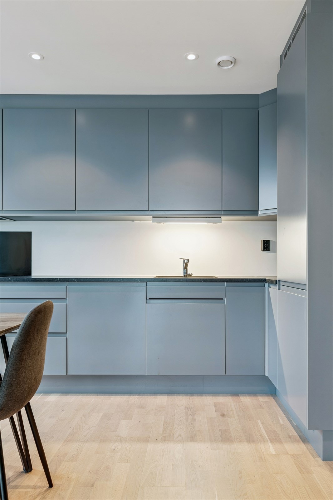 Innredningen har laminat benkeplate og nedfelt komposittservant. Galleribilde