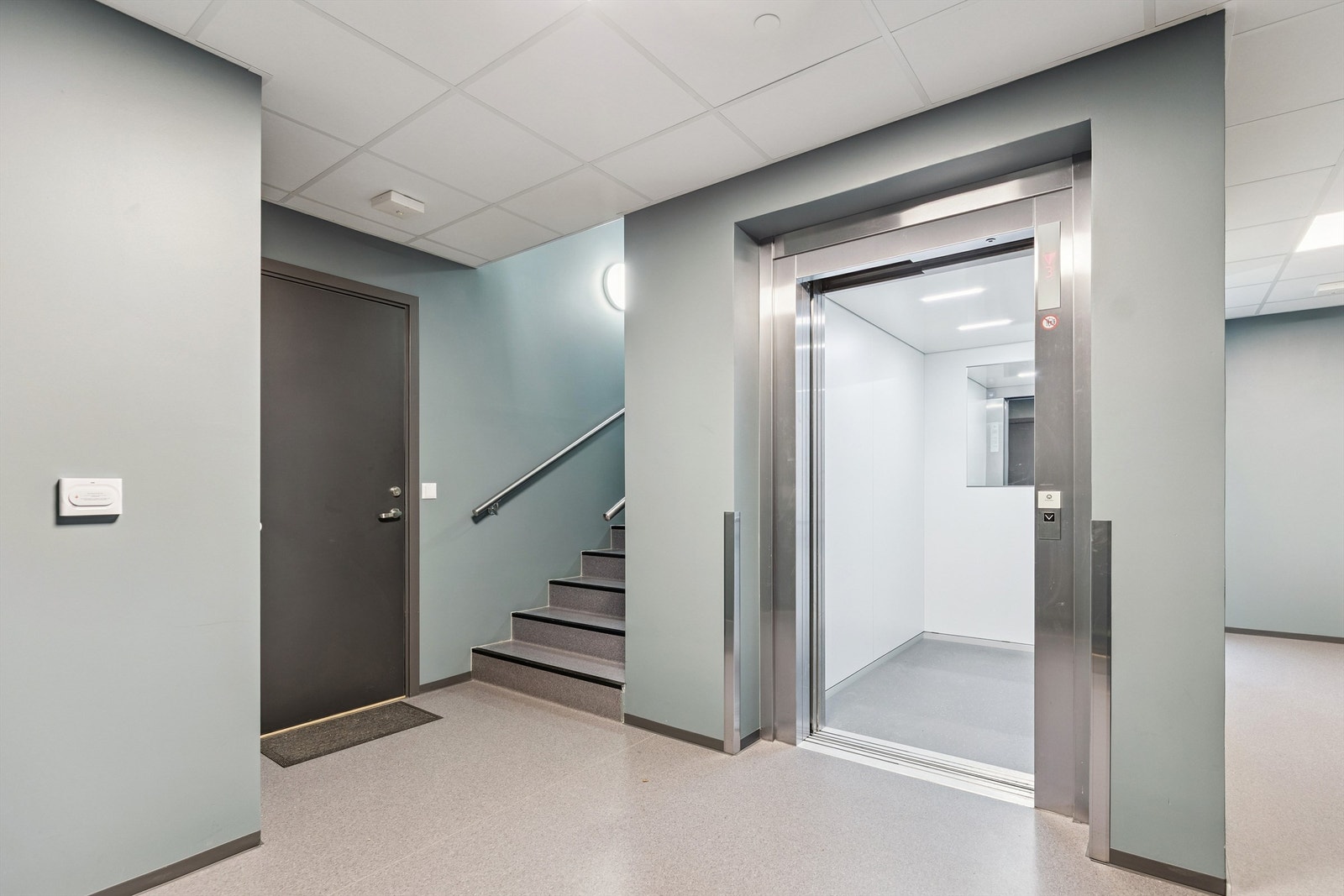 Bygget har heis som gir enkel adkomst fra garasjeanlegg og inngangsparti til leiligheten. Galleribilde