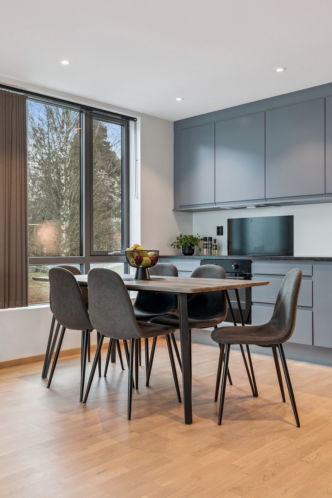 Spiseplassen er en naturlig samlingsplass mellom kjøkken og stue. Galleribilde