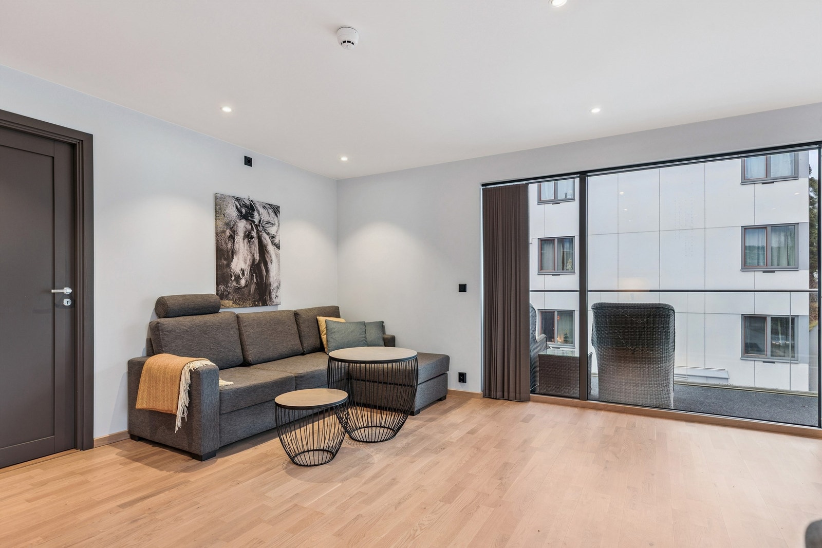 Gjennomgående stil med moderne parkett og gråmalte innerdører fra Swedoor. Galleribilde